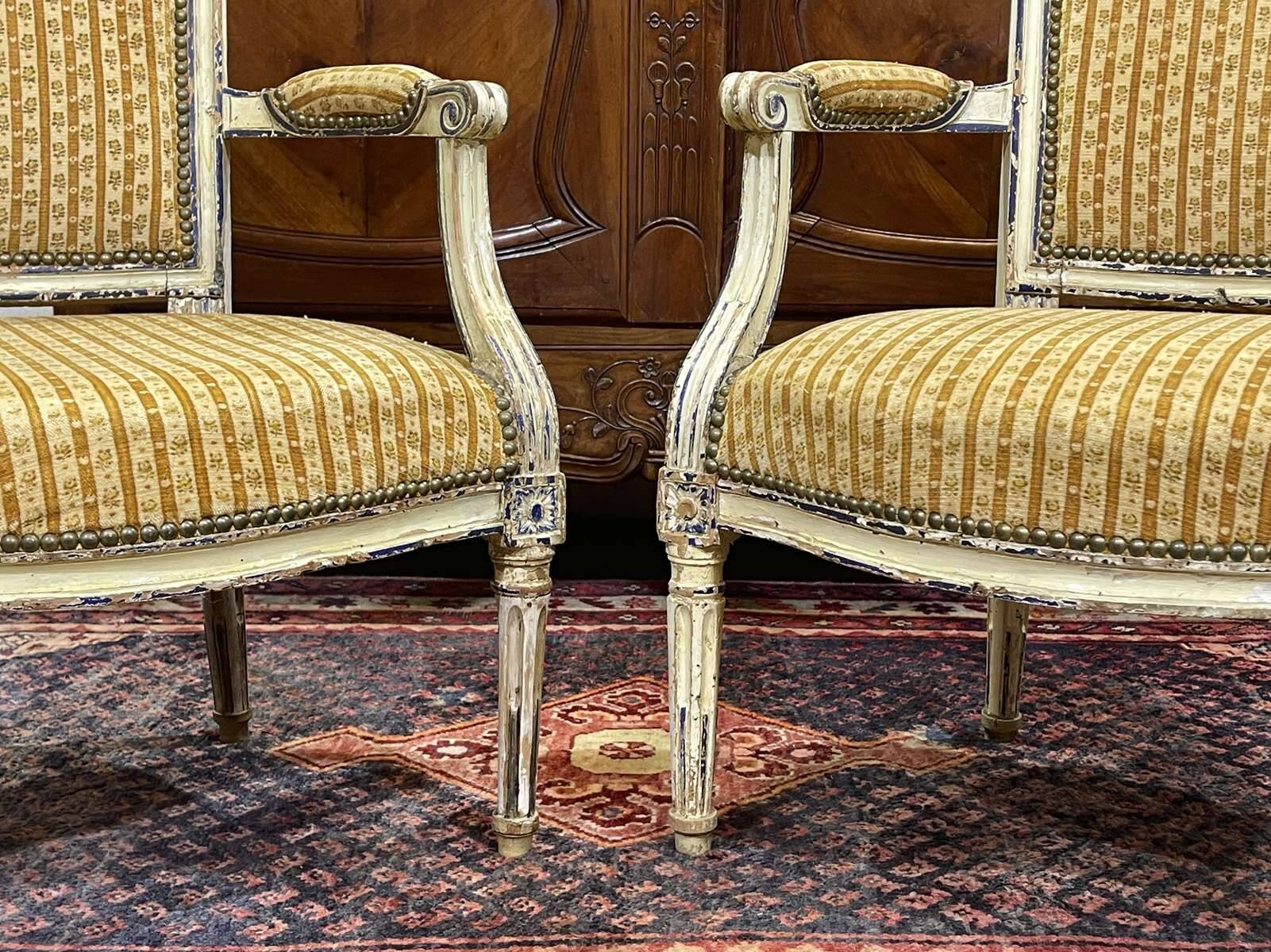 Paire de cabriolets d'époque Louis XVI en hêtre