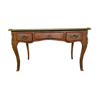 Bureau d'apparat de style Louis XV Dessus de cuir rouge XX siècle