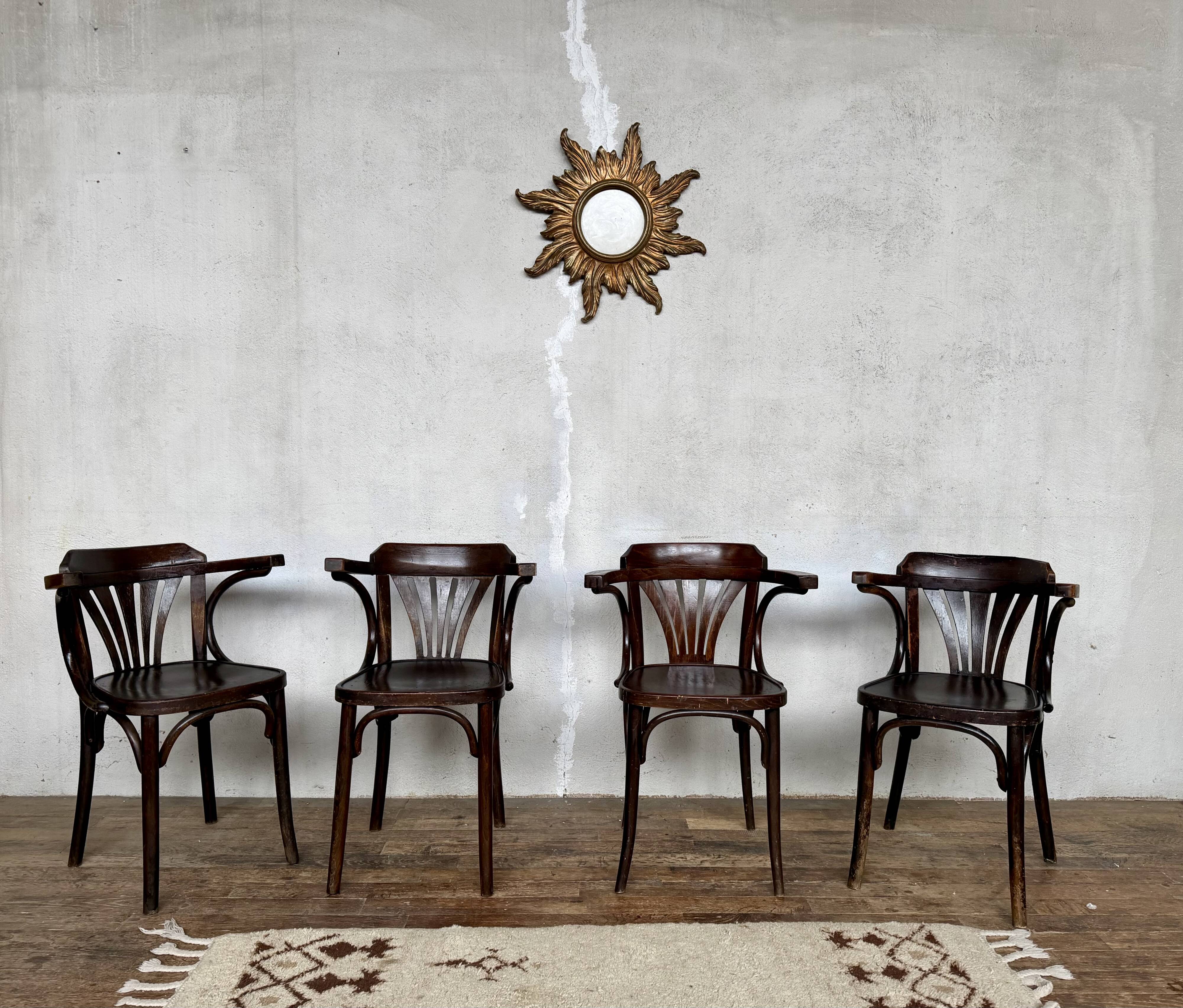 ✨ Set of 4 vintage curved wood armchairs – Timeless elegance