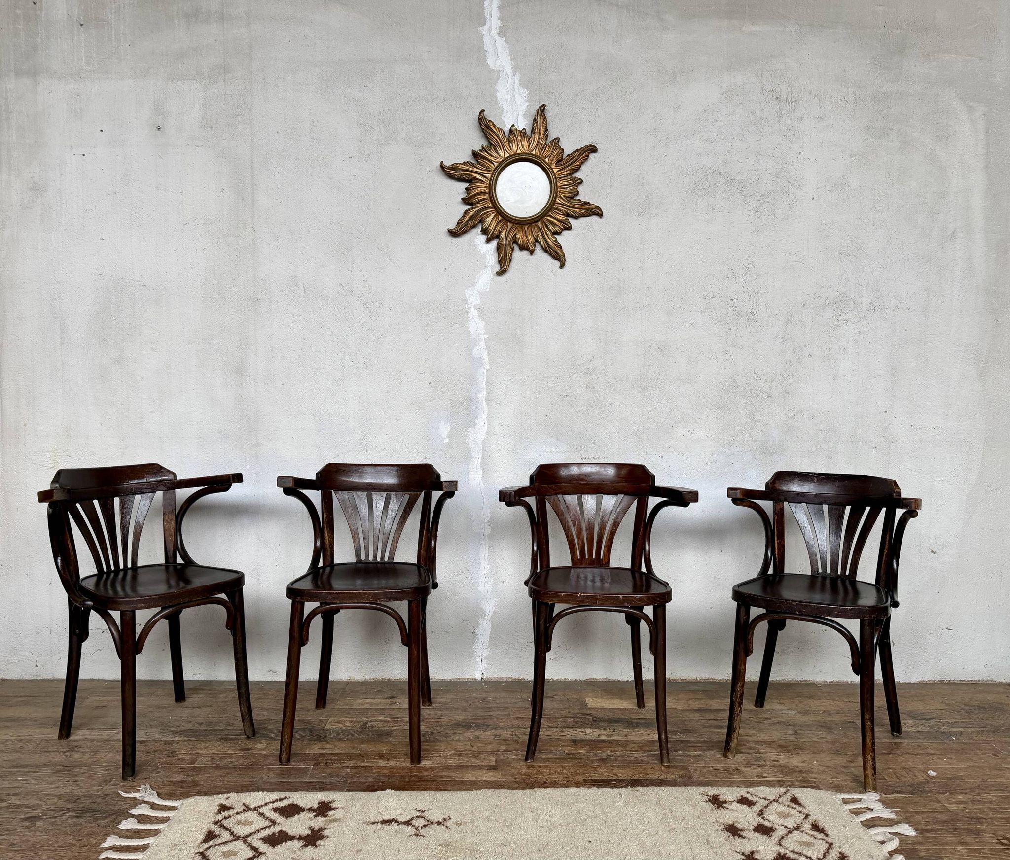 Série de 4 fauteuils vintage en bois courbé – Élégance intemporelle