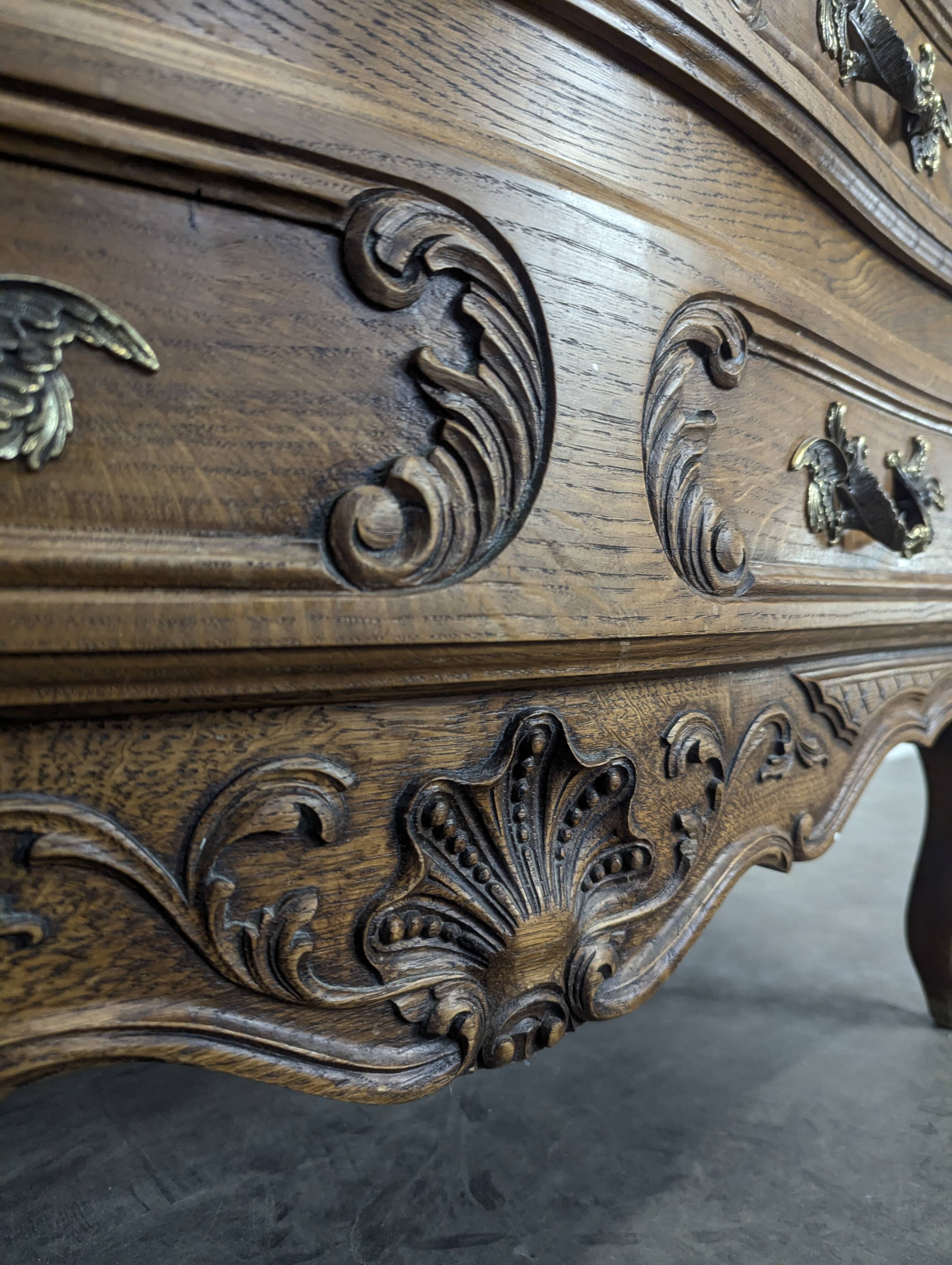 Commode néo rustique galbée richement sculptée