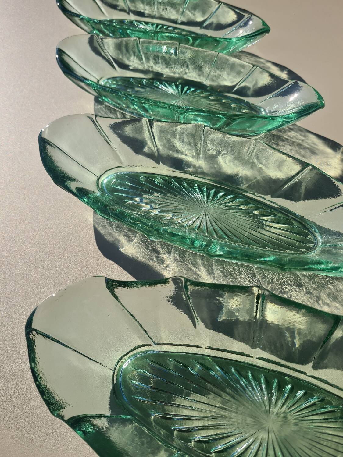 Ensemble de 5 petits plats en verre
pressé vert - Style Art Déco / Vin