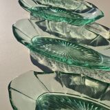 Ensemble de 5 petits plats en verre
pressé vert - Style Art Déco / Vin