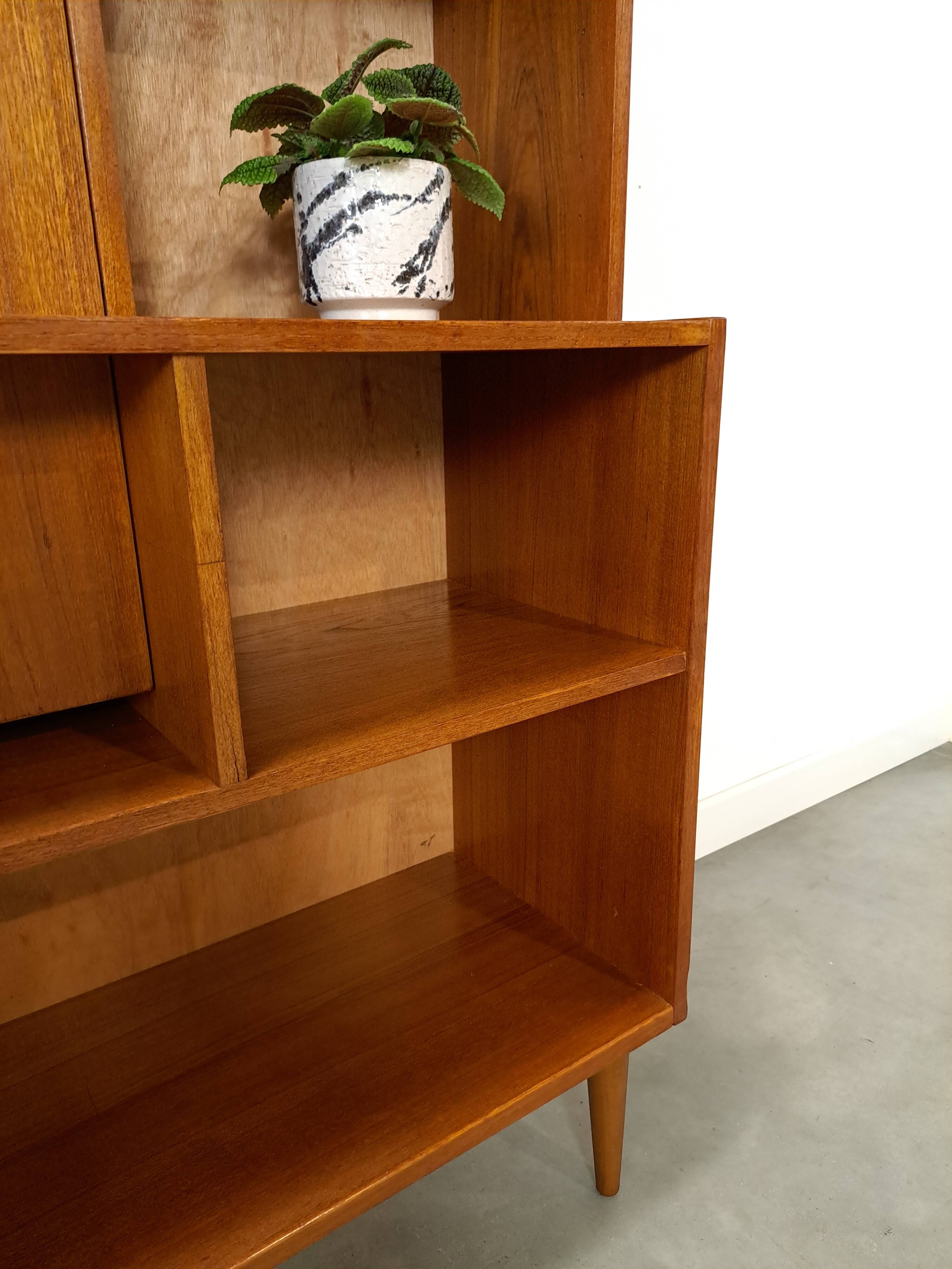 Deens hoge teak vakkenkast met bar vintage wandkast