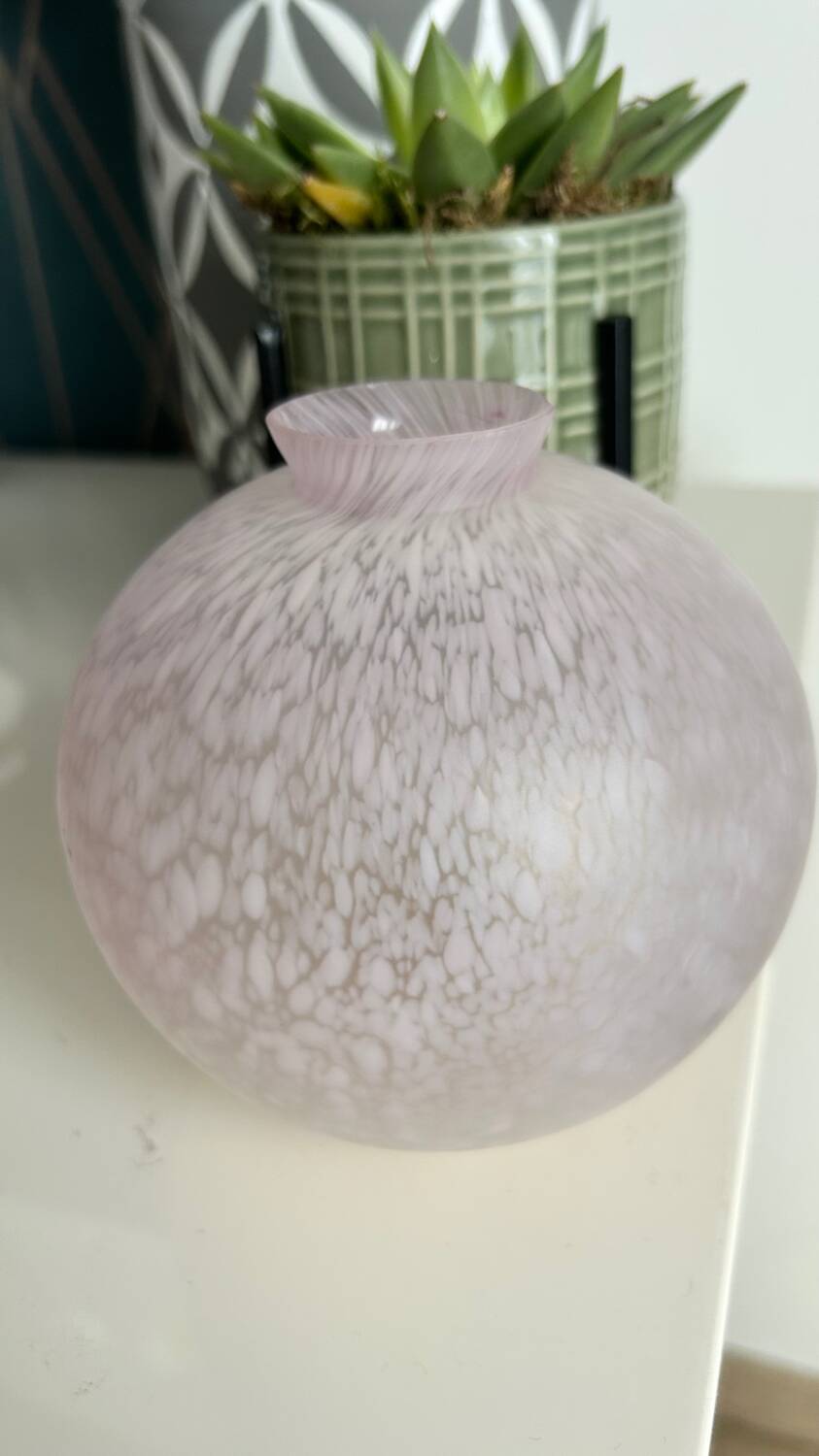 Vase boule moucheté rose