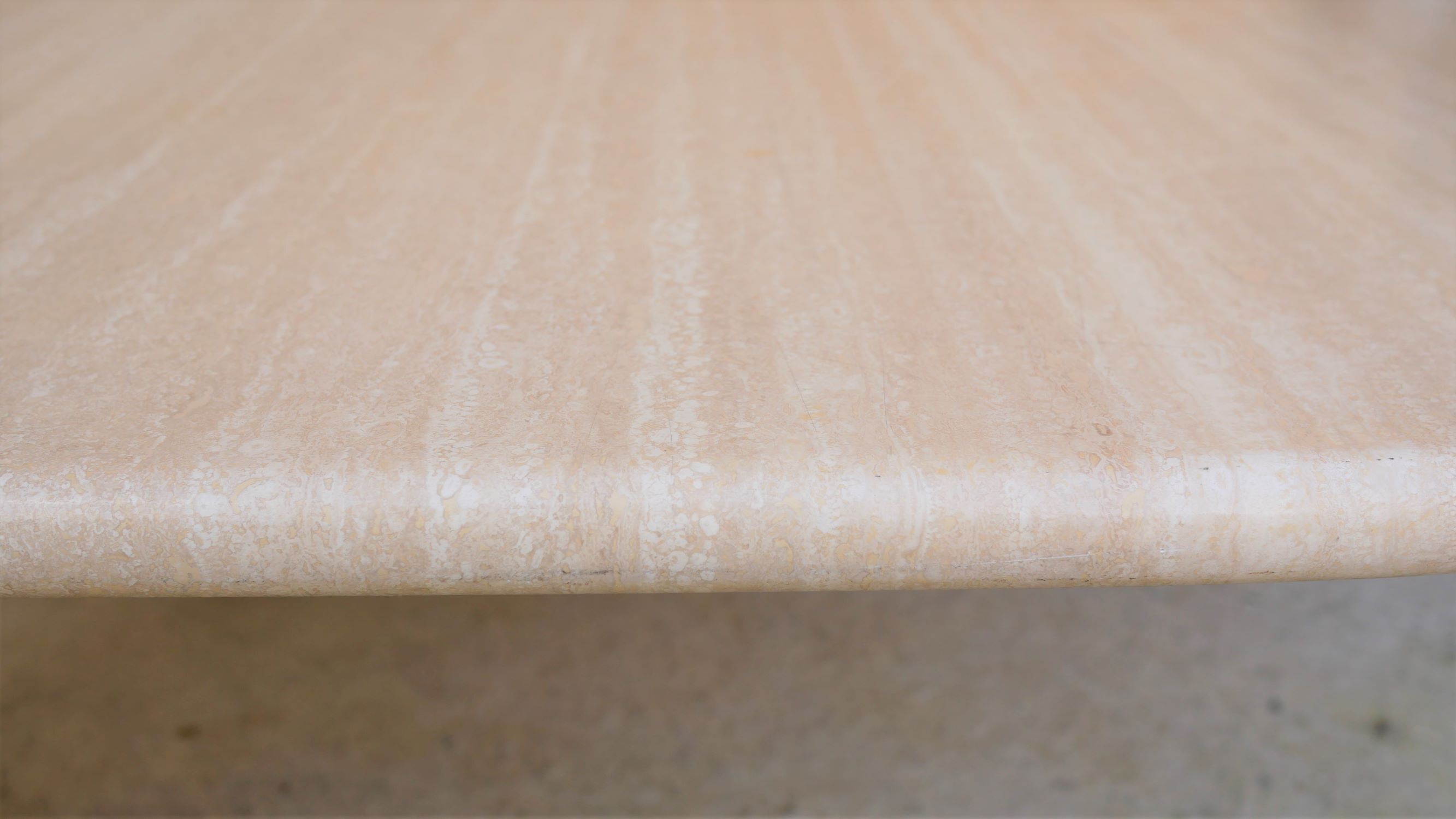 Table basse vintage en travertin par les éditions Roche Bobois