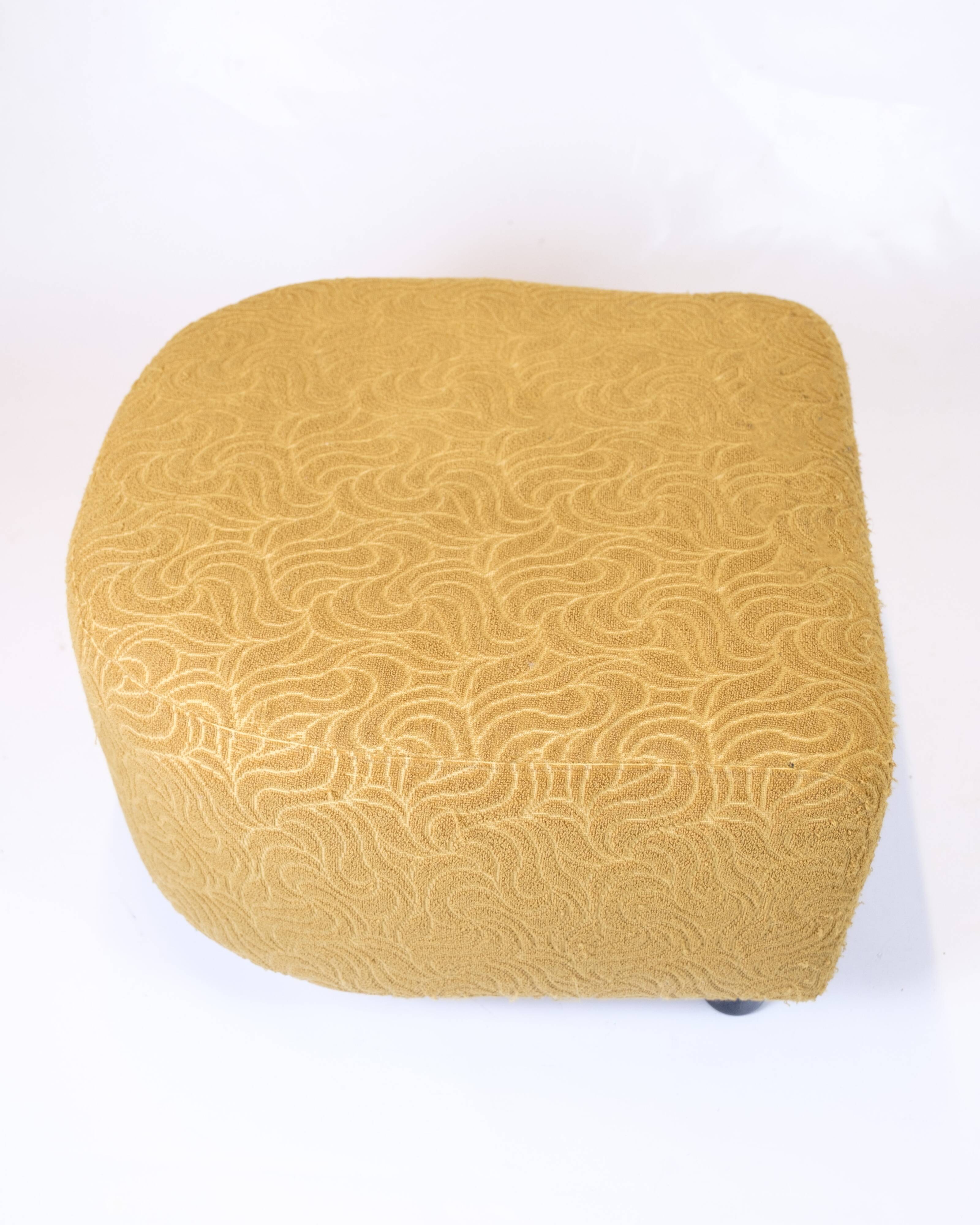 Armchair with ottoman - Over-upholstered - Patterned yellow fabric - Black legs - Danish design - 1940s style