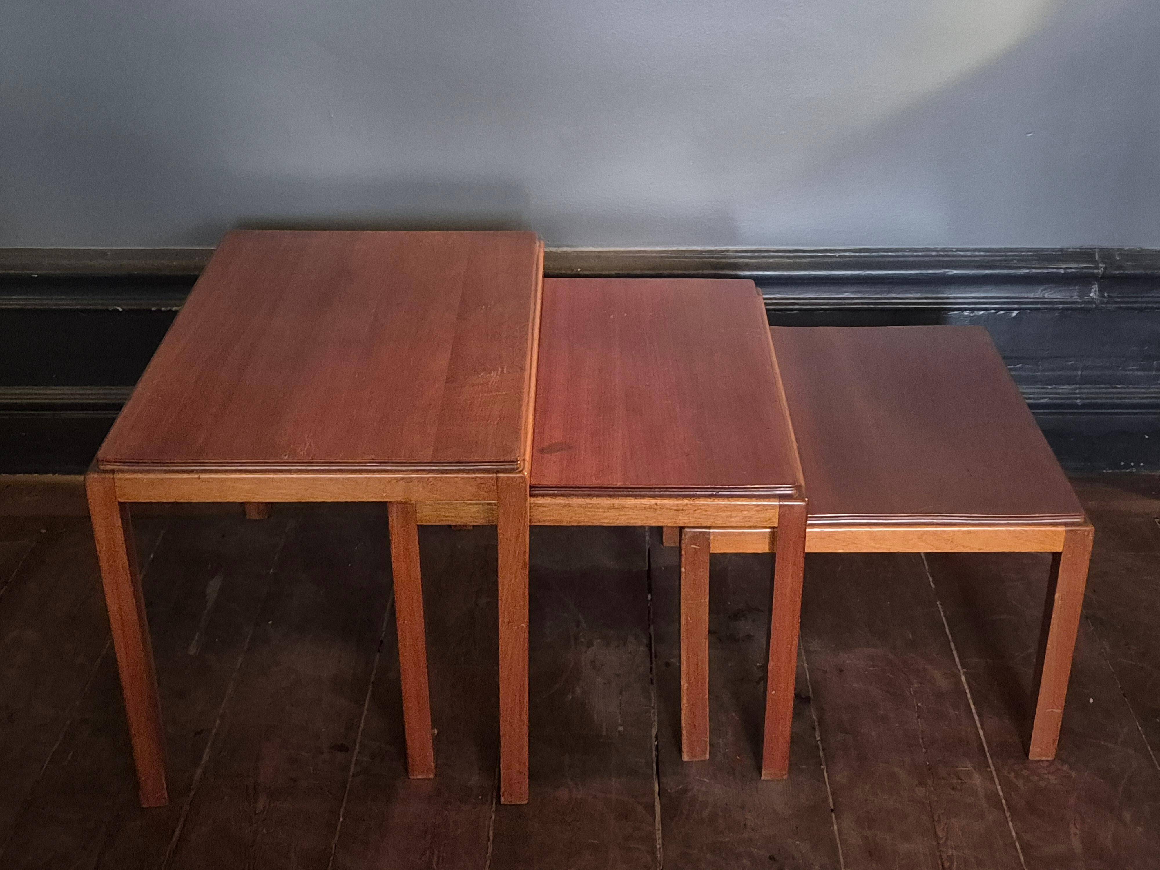 Classic nesting table (3) by Russell Gordon / Russel & Broadway, Midcentury Modern style