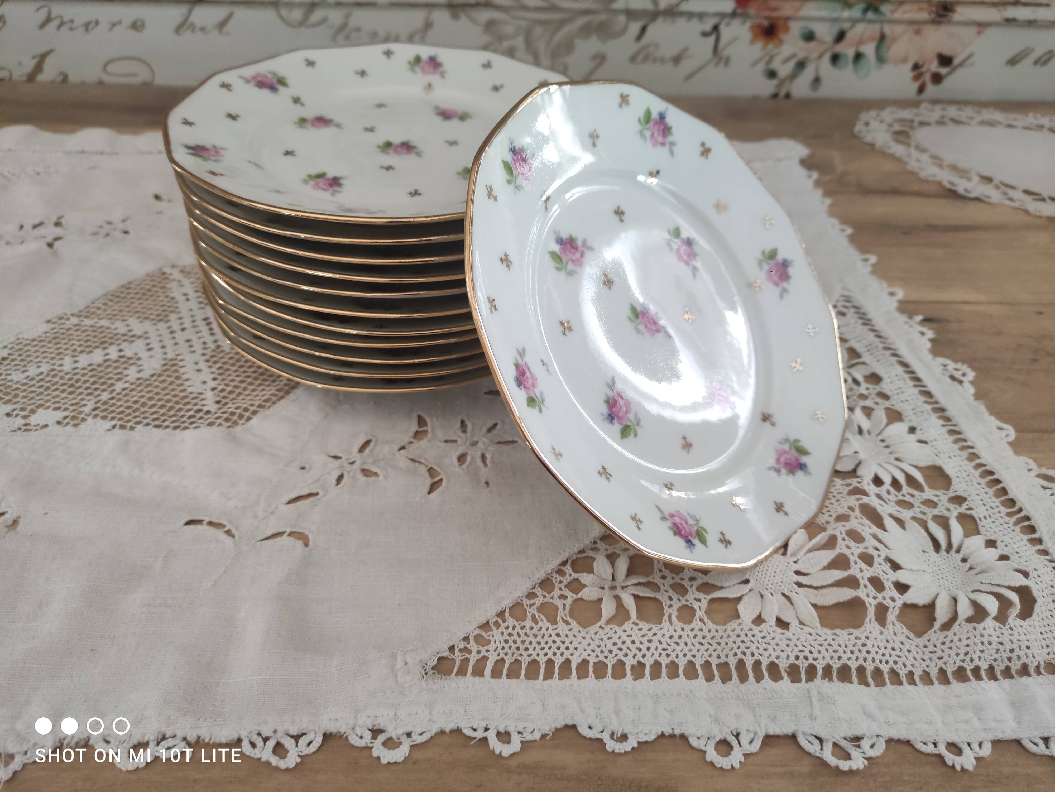 Lot de 12 assiettes à dessert en porcelaine Lourioux Foëcy France décor floral et doré