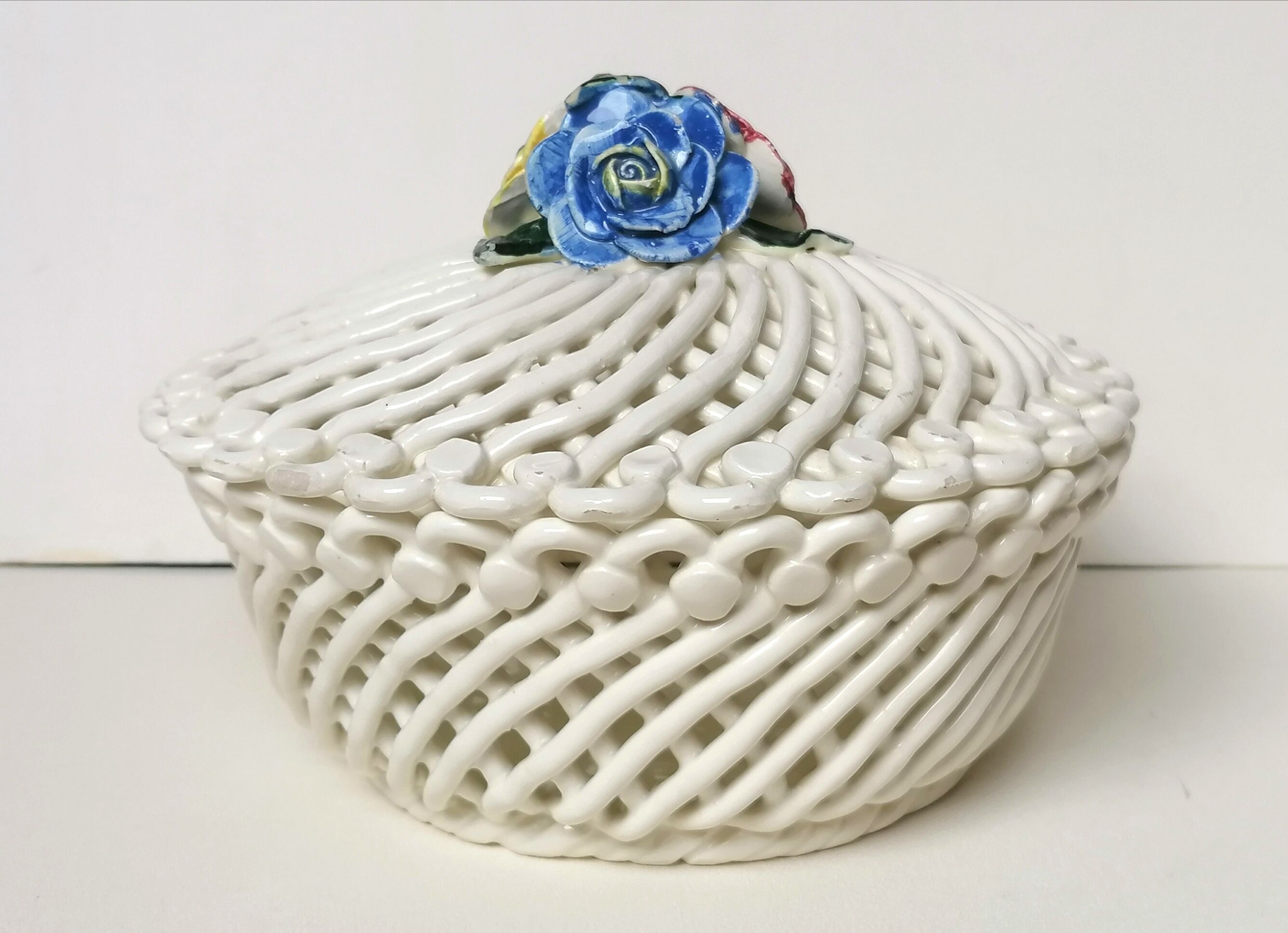 Corbeille en porcelaine tressée vintage