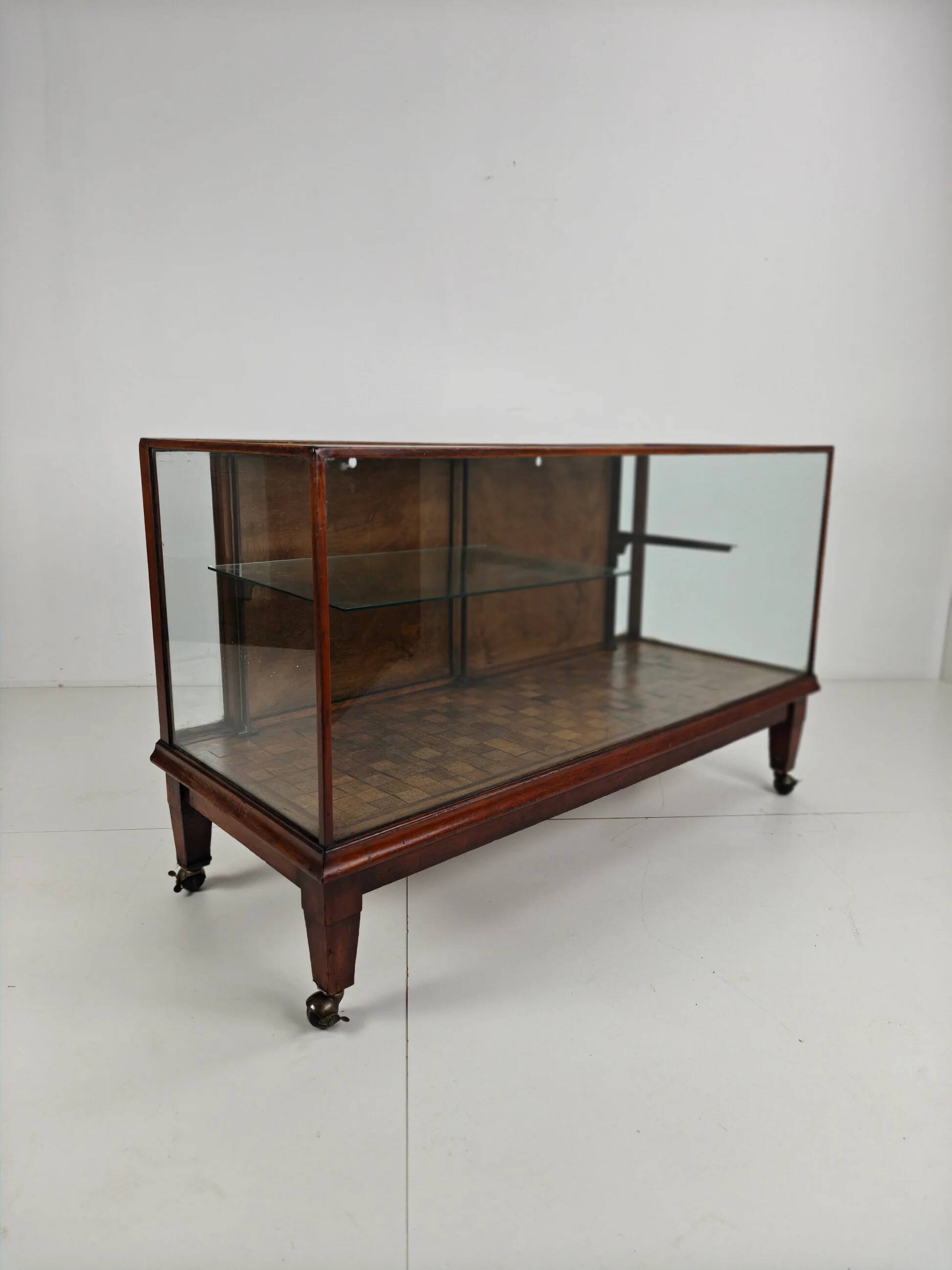 English shop display / shop counter (1910–1920)