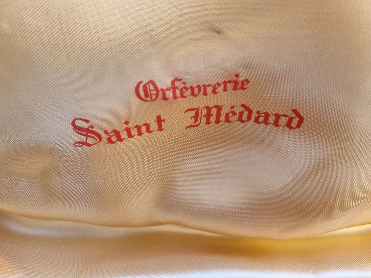 Shaker and 8 silver St Médard cups