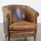 Fauteuil club en cuir de mouton de caractère avec une apparence luxueuse et rustique