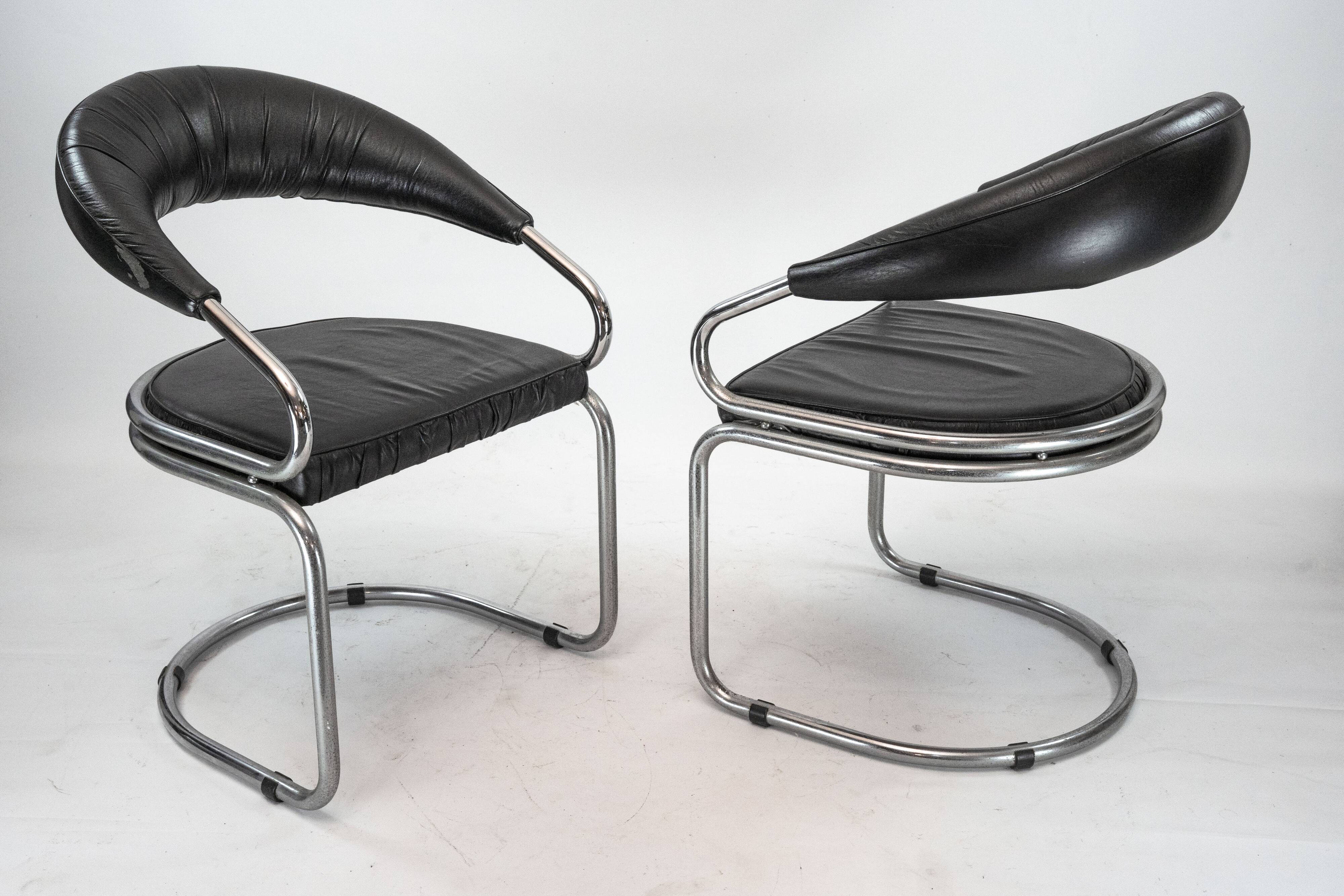 Paire de chaises en chrome et simili cuir par Giotto Stoppino. Italie années 1970.