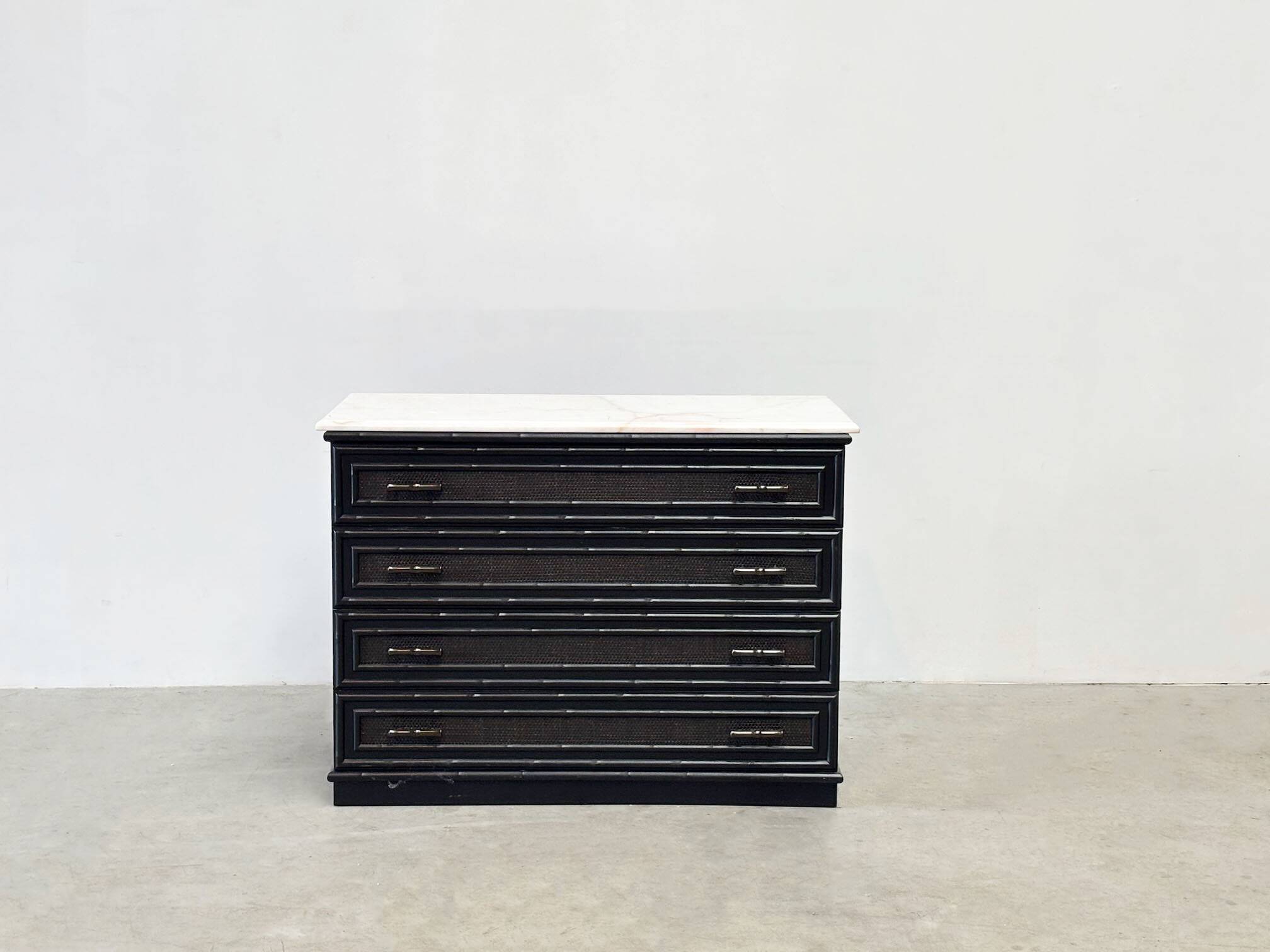 Meuble en rotin noir avec plateau en marbre