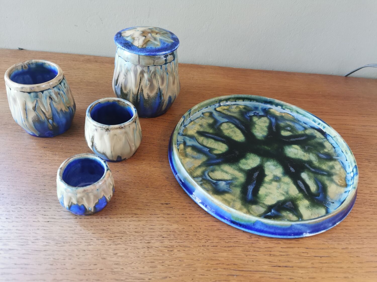 Ensemble de pots vintage en céramique.