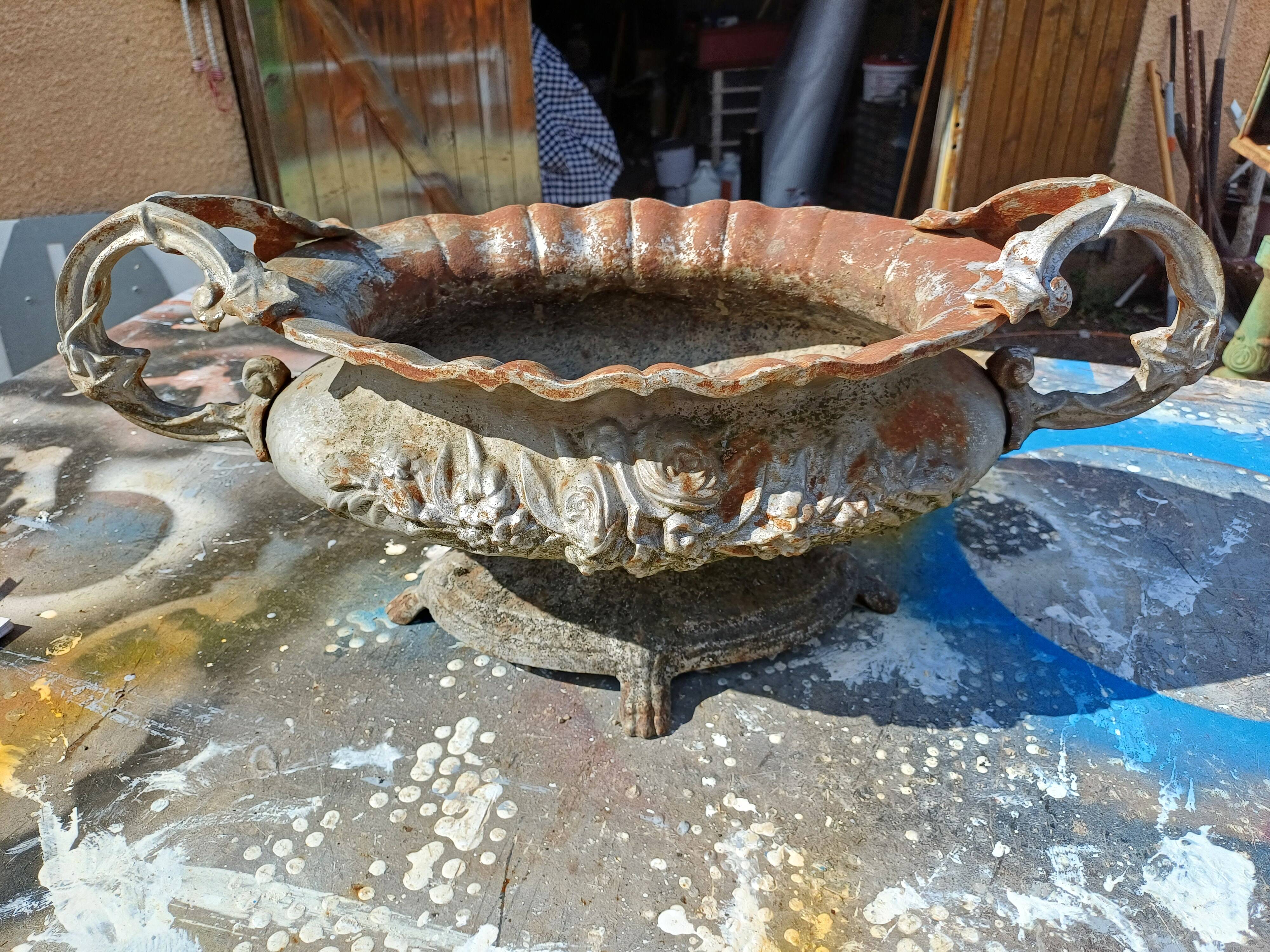 Pair of 1900 Cast Iron Planters from Charleville-Mézières in Rocaille Style