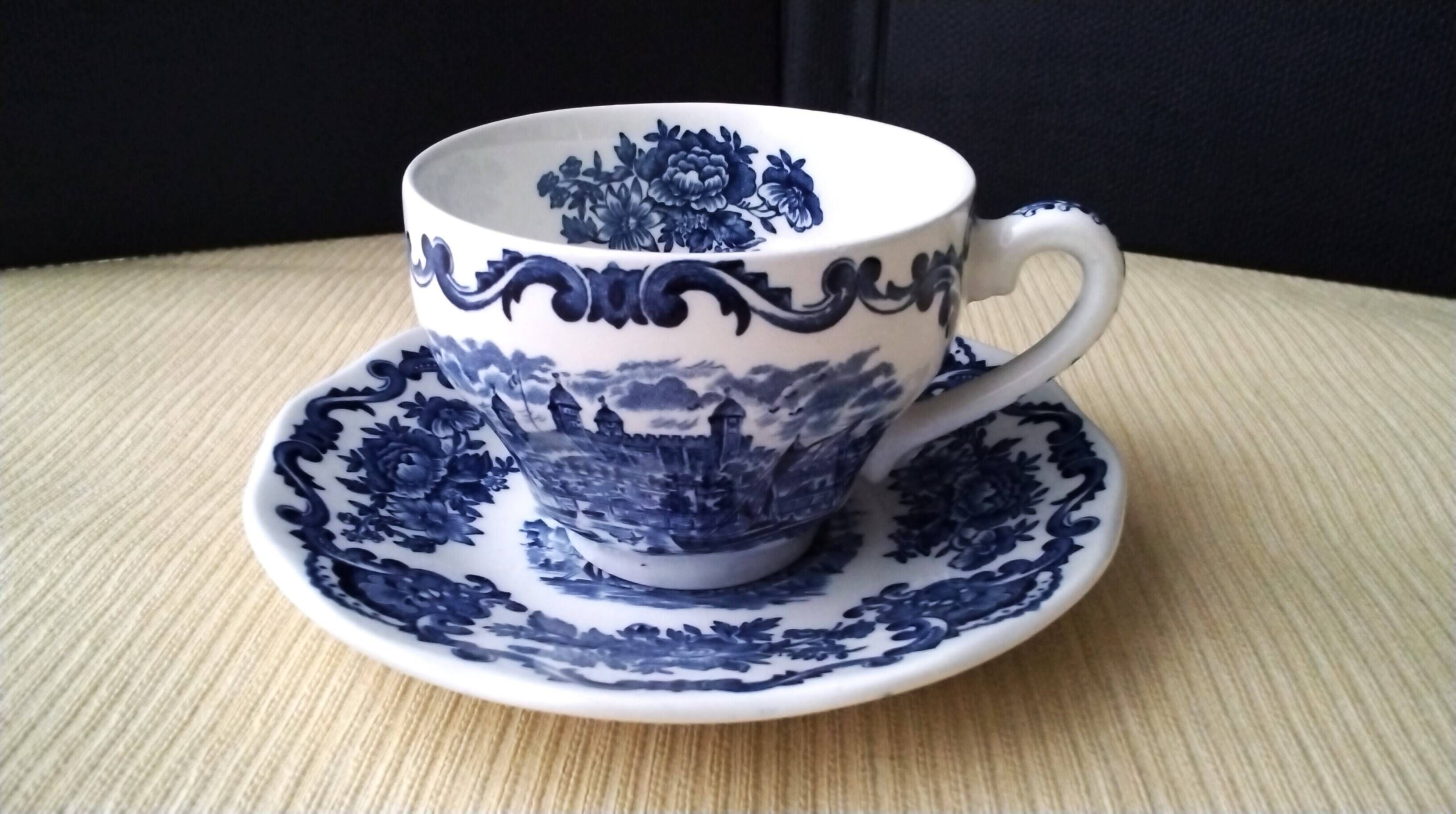 1 English porcelain tea cup Royal Homes of Britain