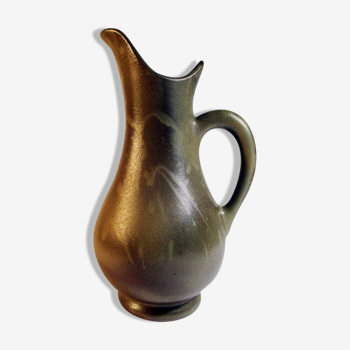 Pitcher jug in brown sandstone