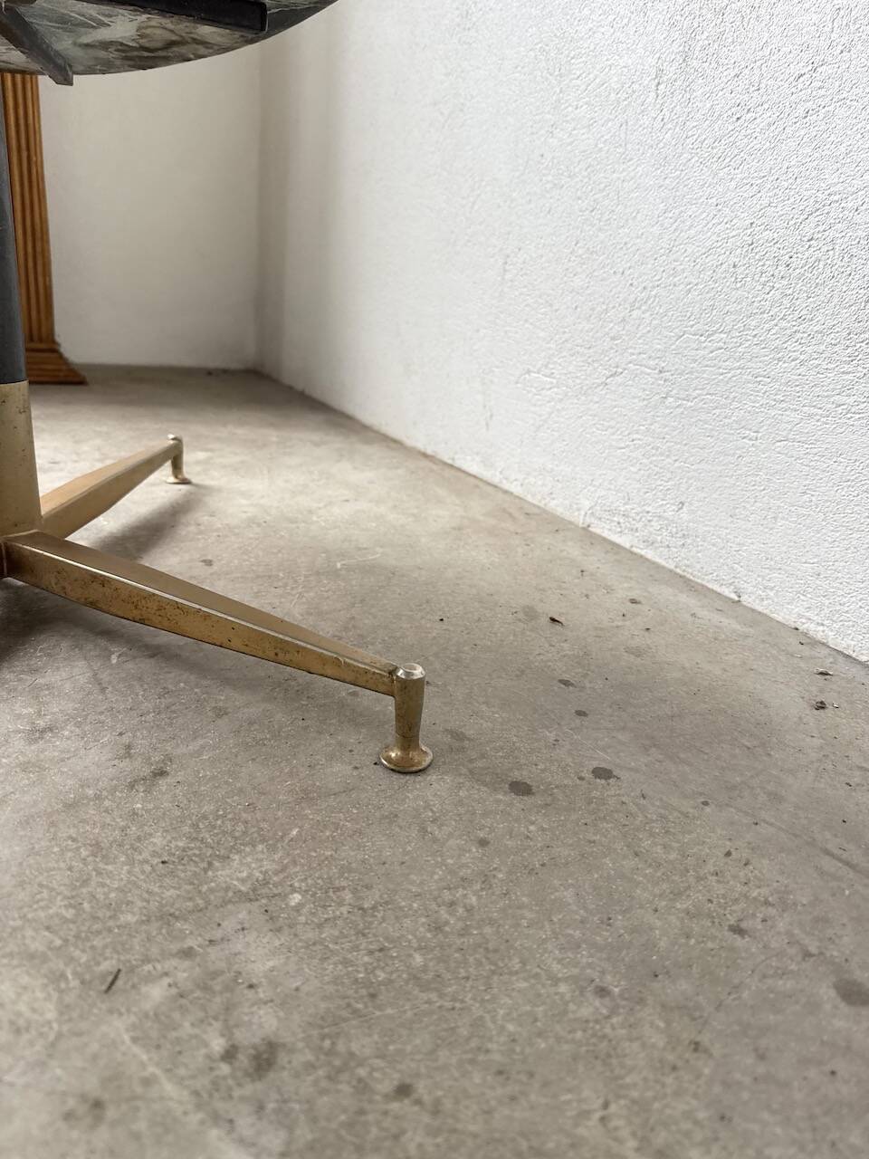 Table basse en marbre vert et laiton par Michel Kin pour Arflex