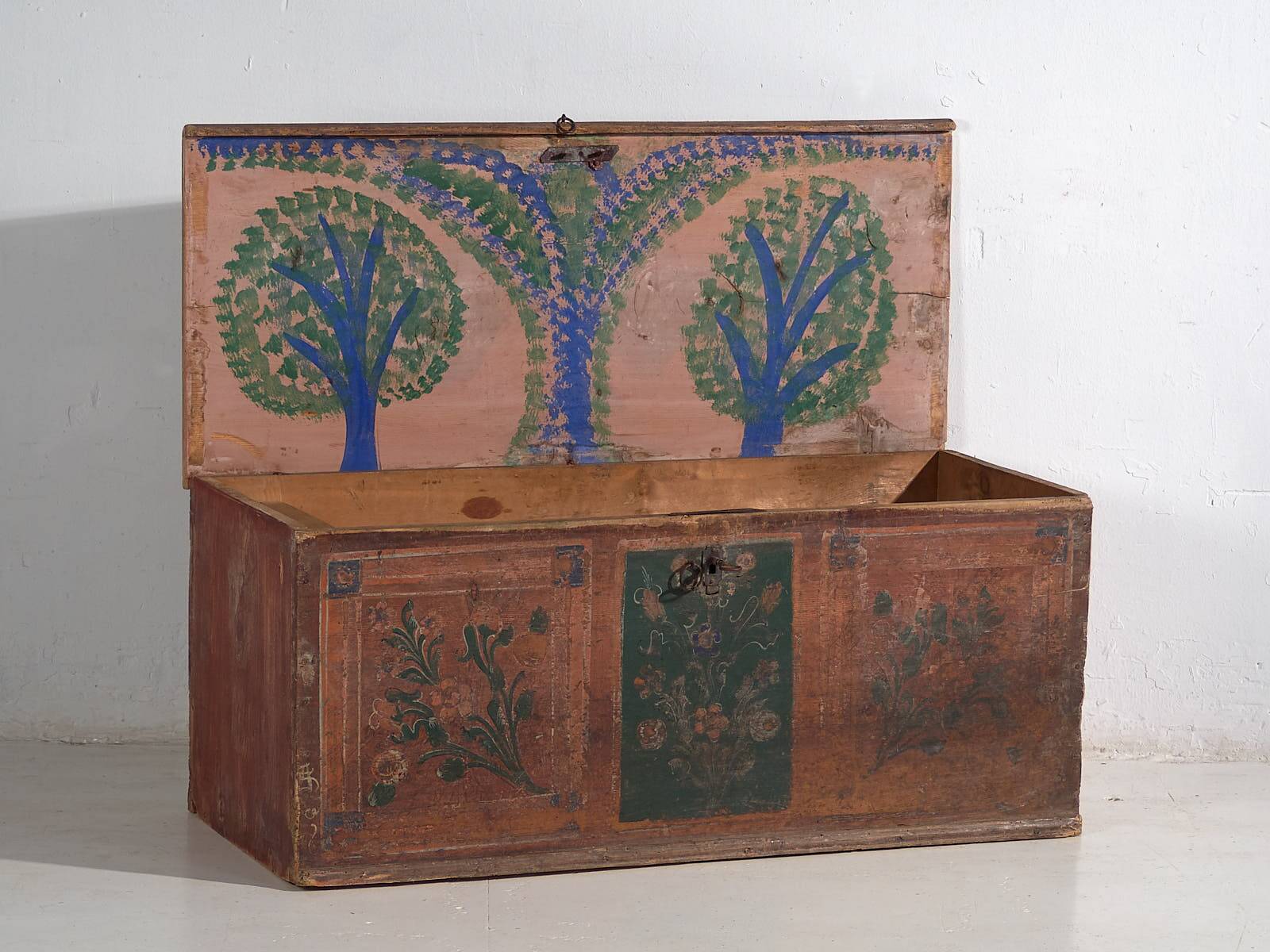 Antique trunk with floral motifs (c.1920) #24