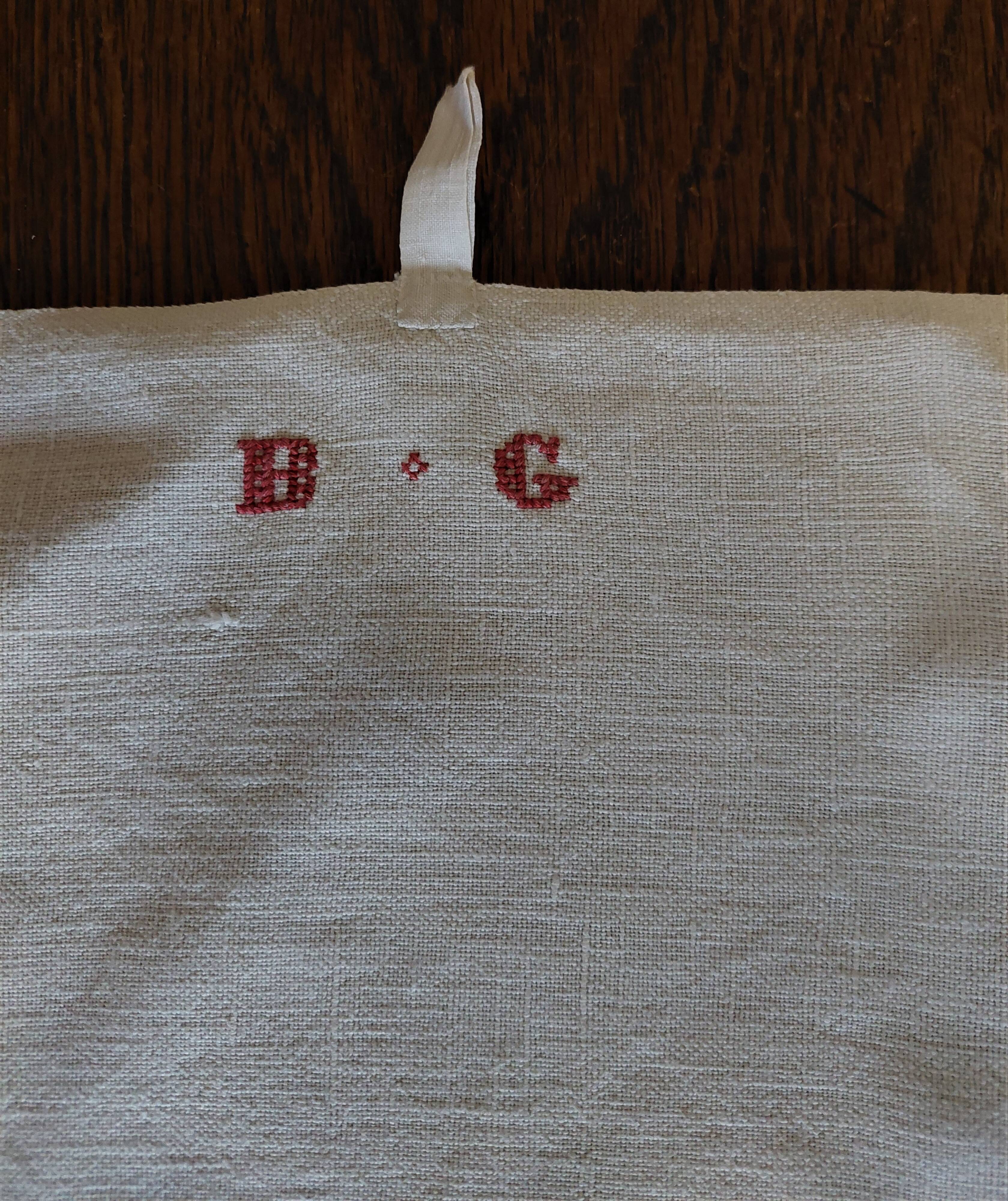Torchons anciens en lin monogramme rouge BG 52 X 98 cm