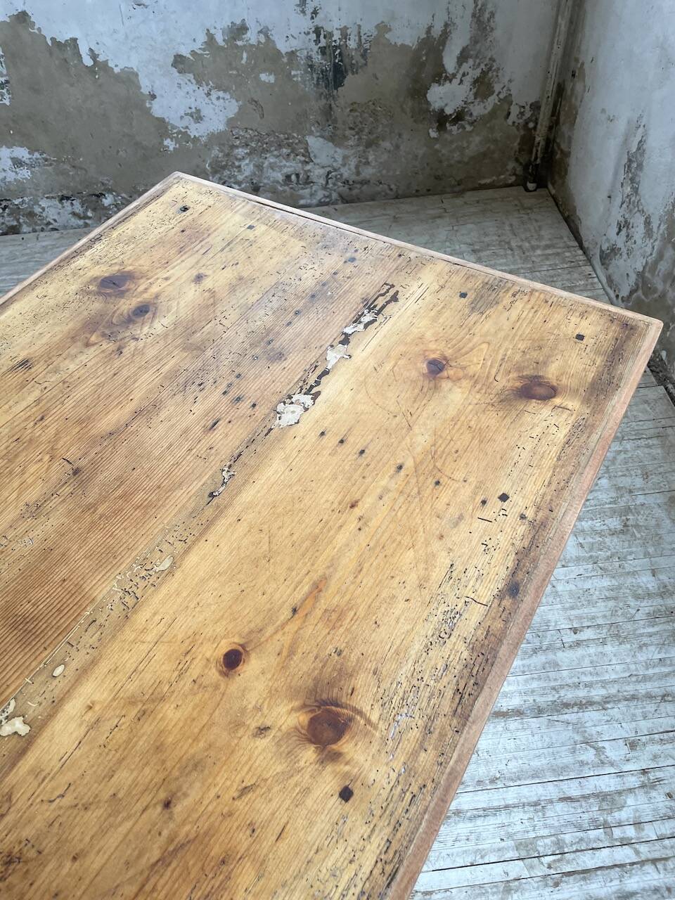 Farmhouse table with spindle legs 2m