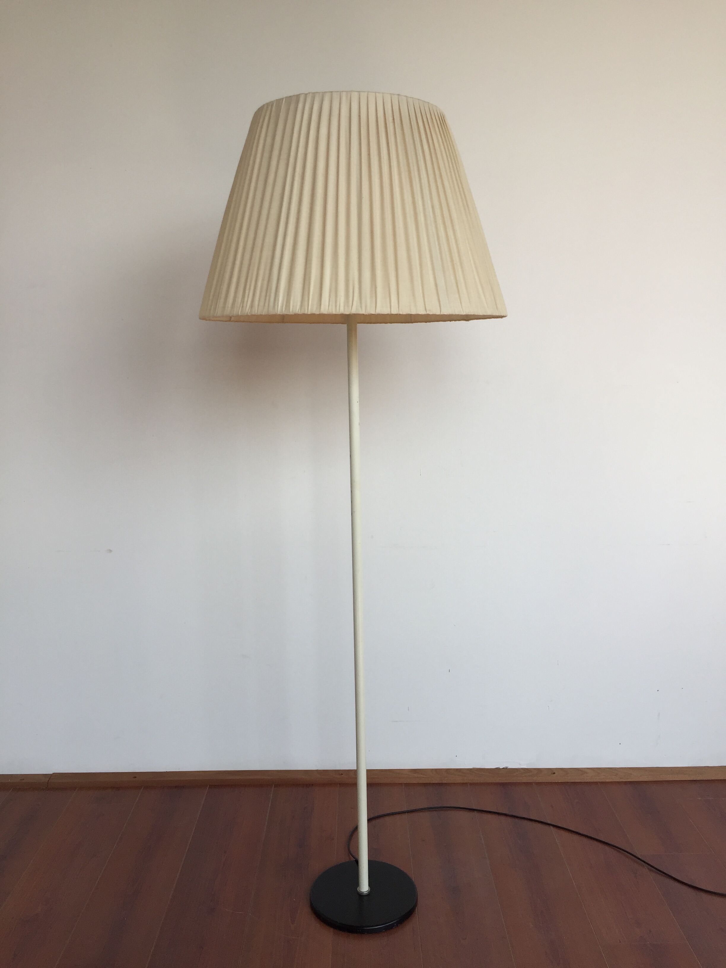Vintage 50-60s Dutch design white floor lamp by H. Fillekes for Artiforte black base