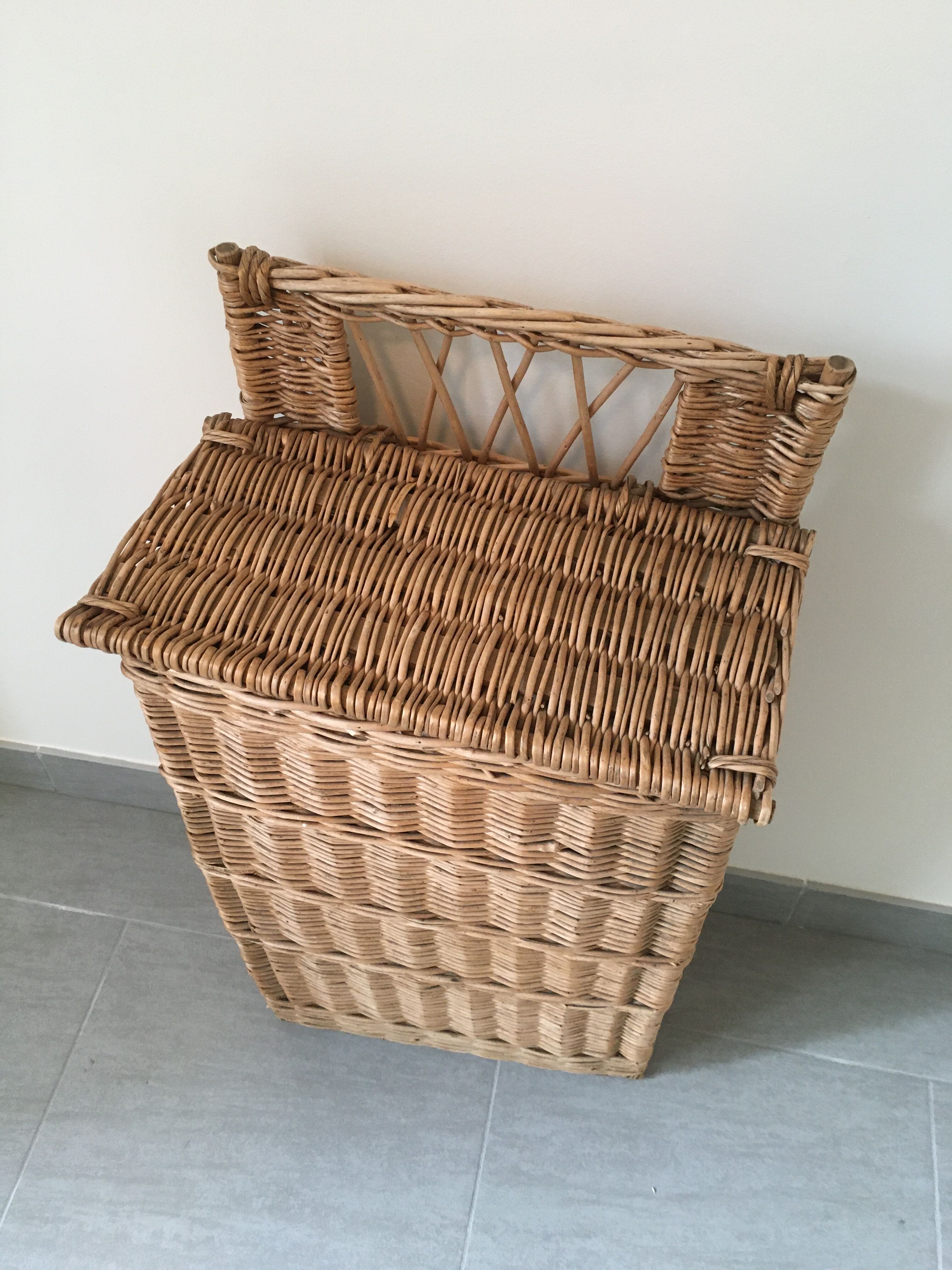 Clothes basket or wicker bread hut