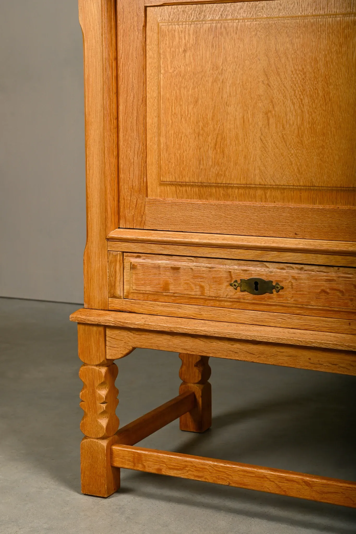 Henning Kjærnulf grand buffet mid-century brutaliste en chêne, années 1960