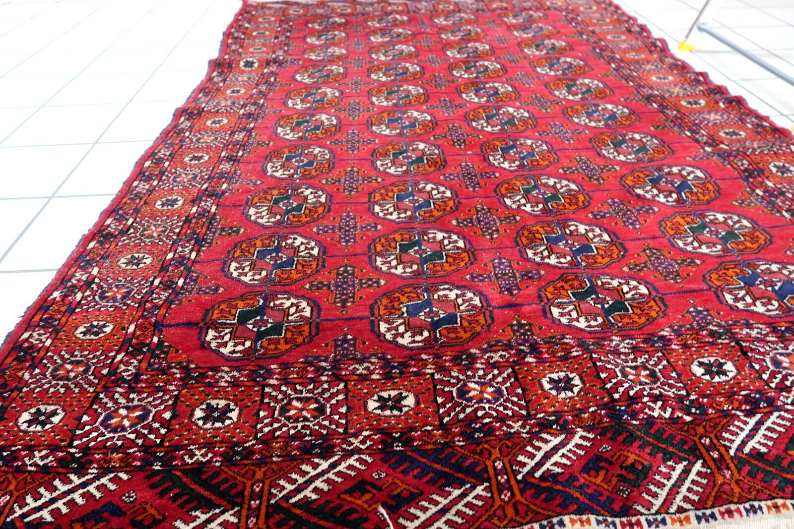 Tapis Vintage Tekke Turkmène Fait Main en Laine – Années 1960 – 126 x 188