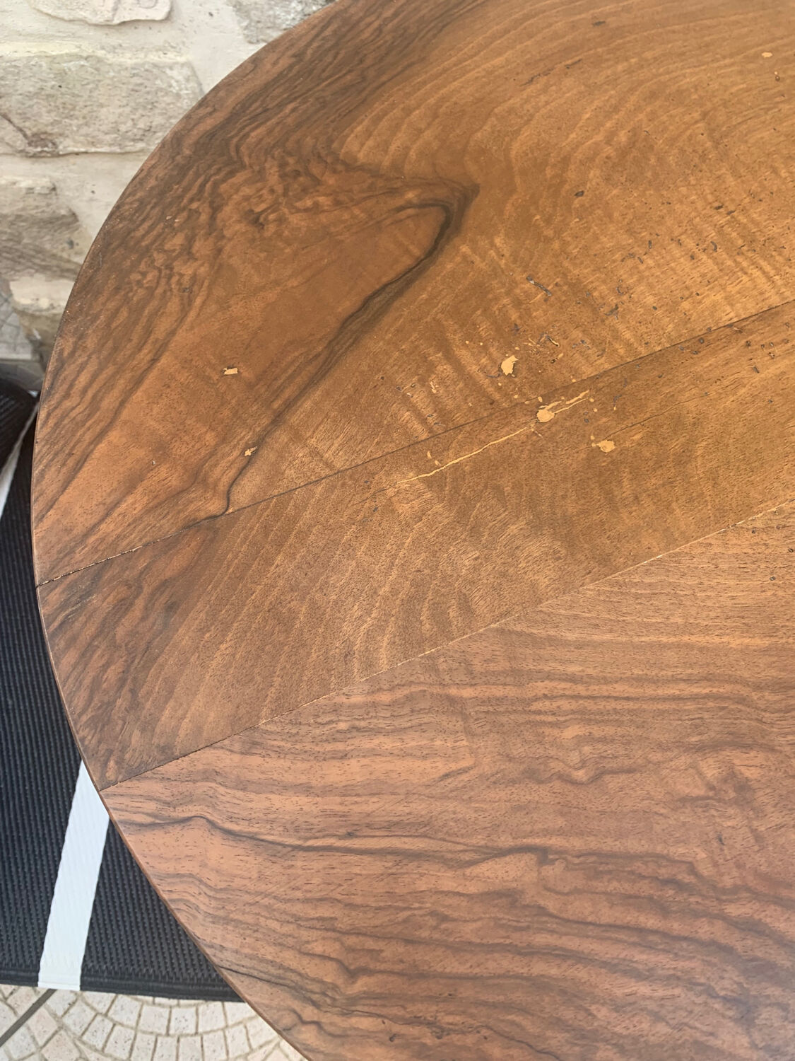 Round table tripod foot