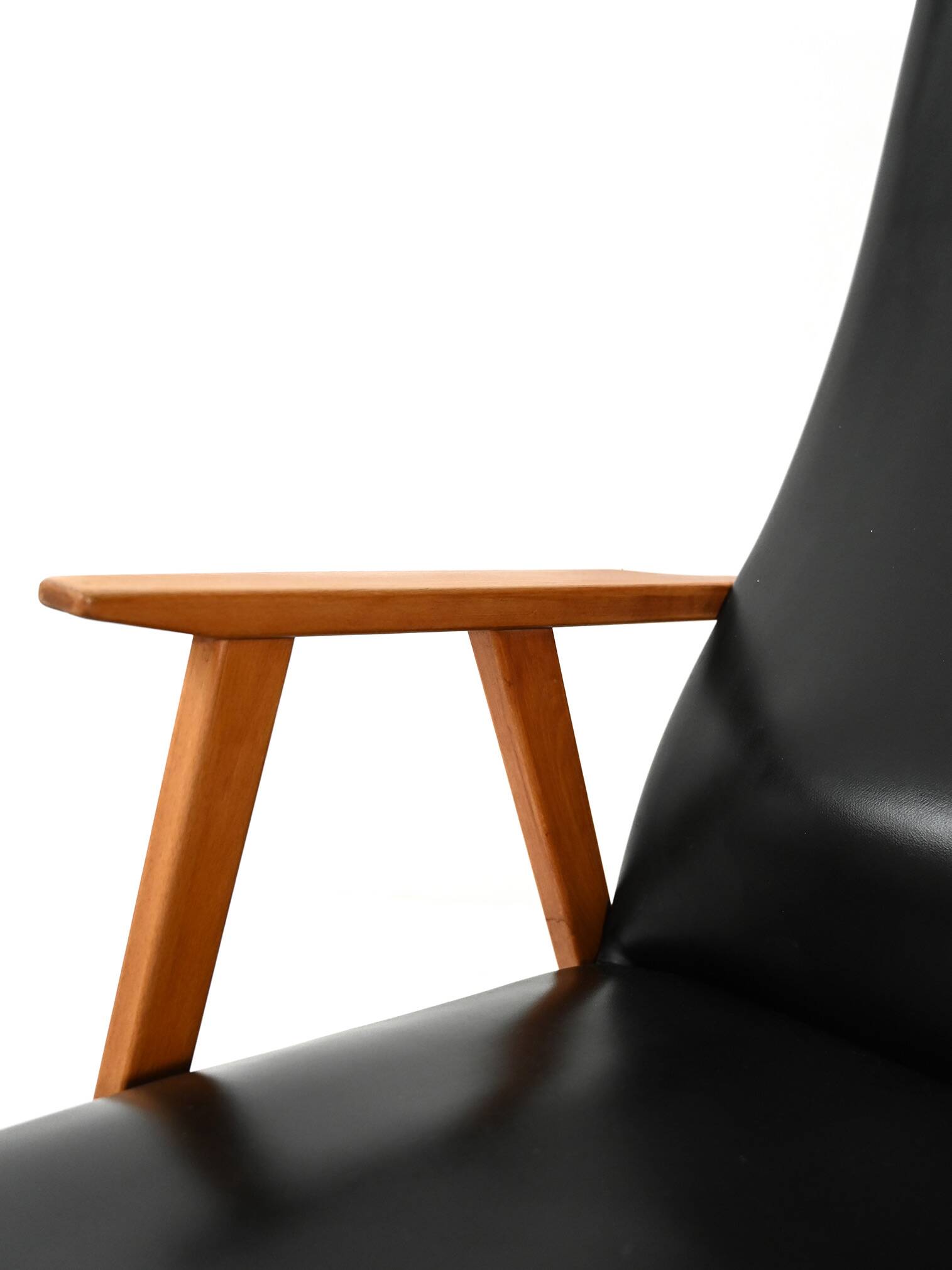 Paire de fauteuils scandinaves à dossier haut en simili cuir des années 1950-60.