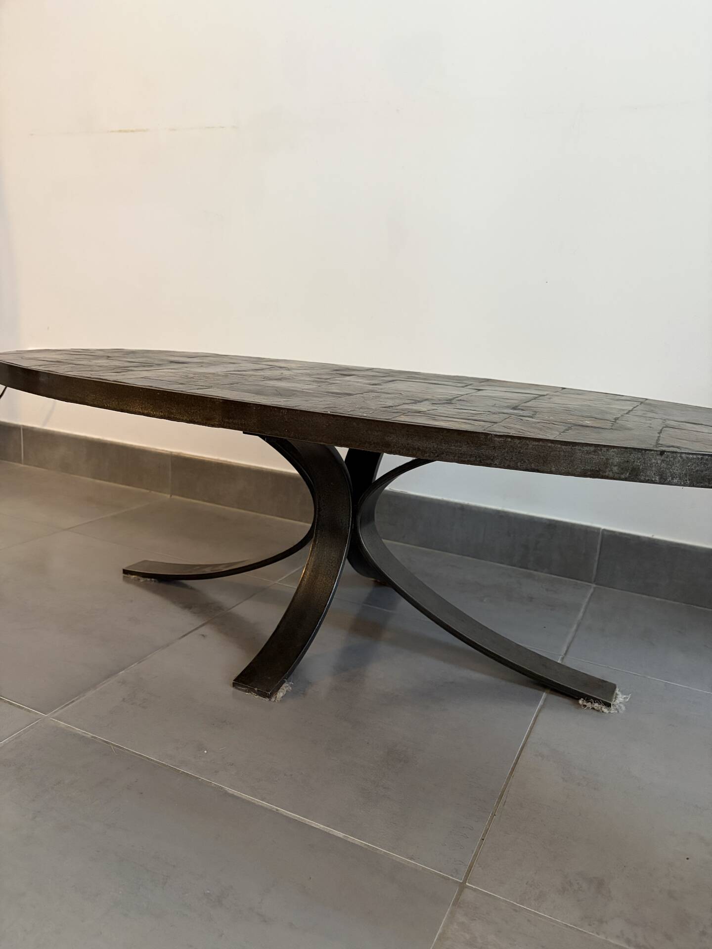 Table basse en pierre  et acier des années 50 