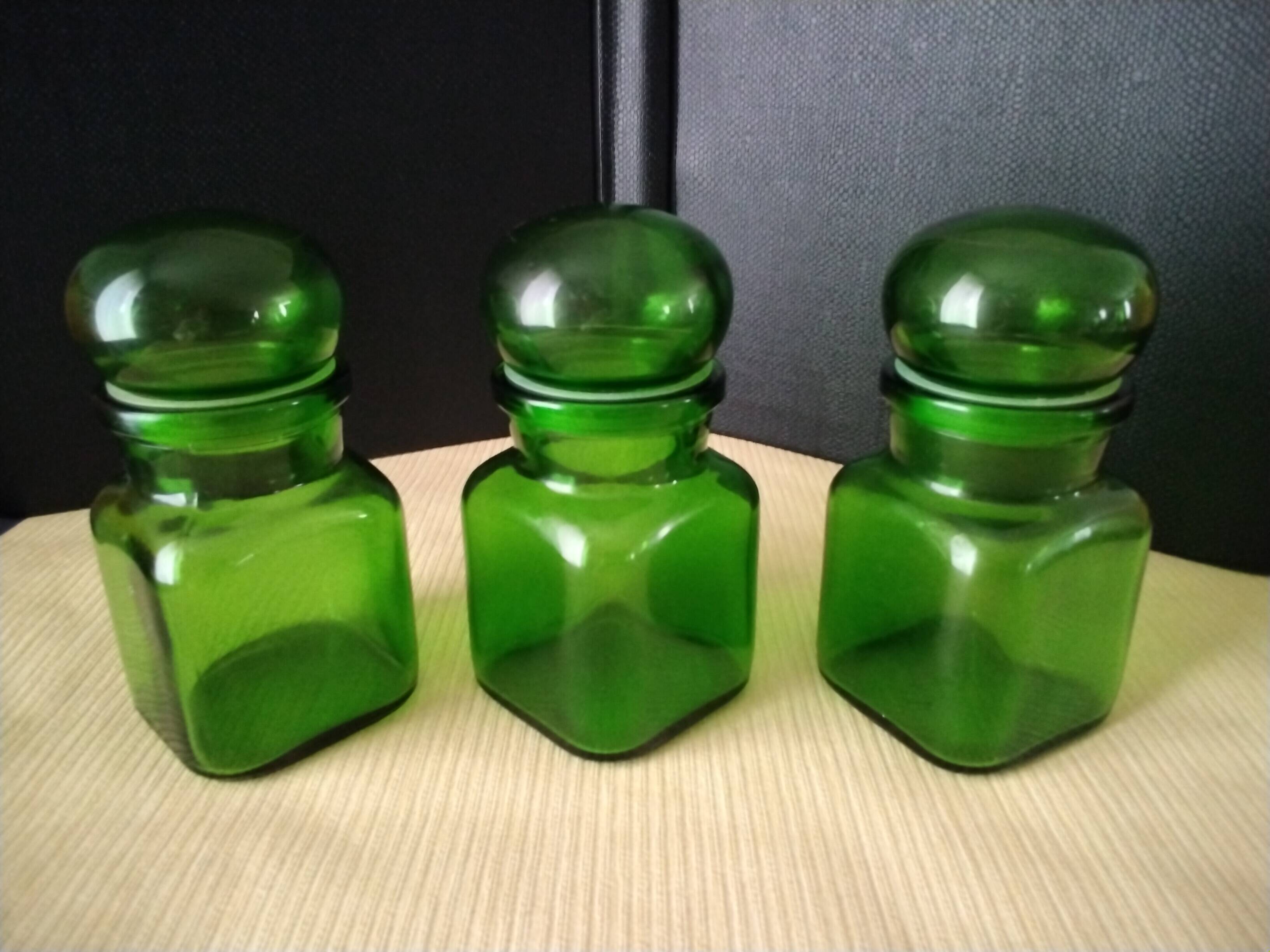 3 pots, flacons en verre vert, années 70