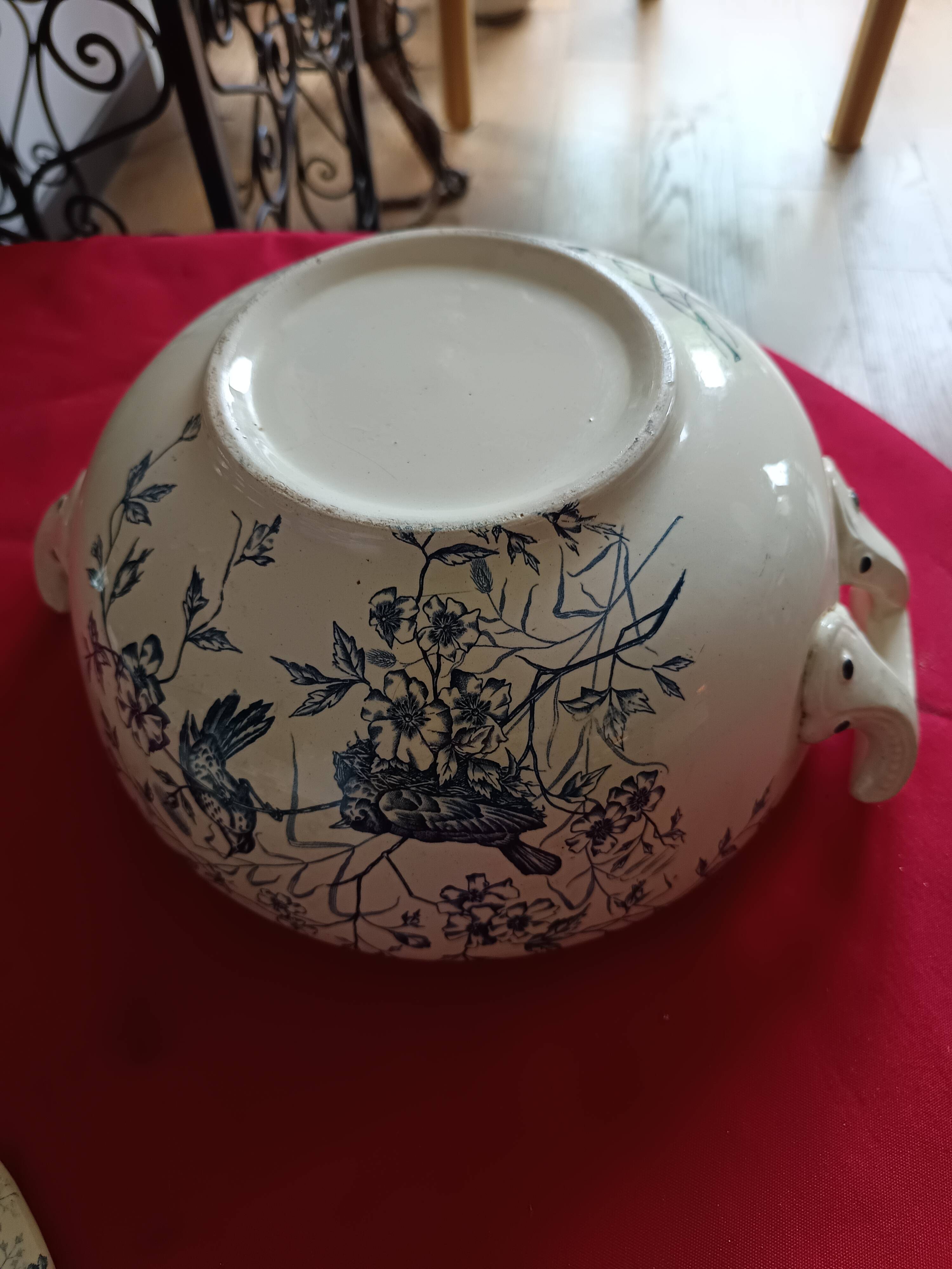 antique soup tureen Terre de Feu 1920/1930 with a decoration of birds and insects