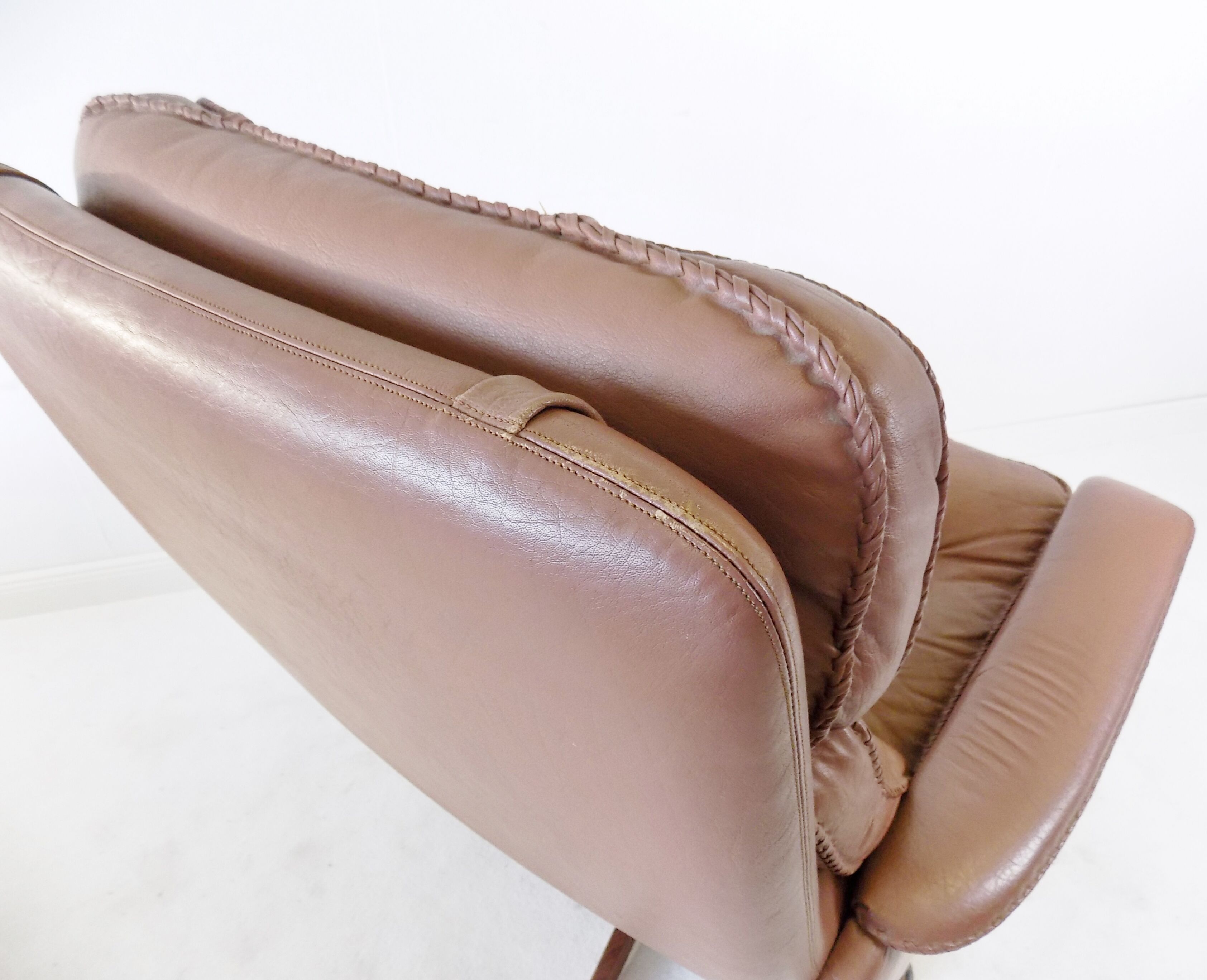 Fauteuil cuir avec pouf de Madsen & Schübel pour Bovenkamp