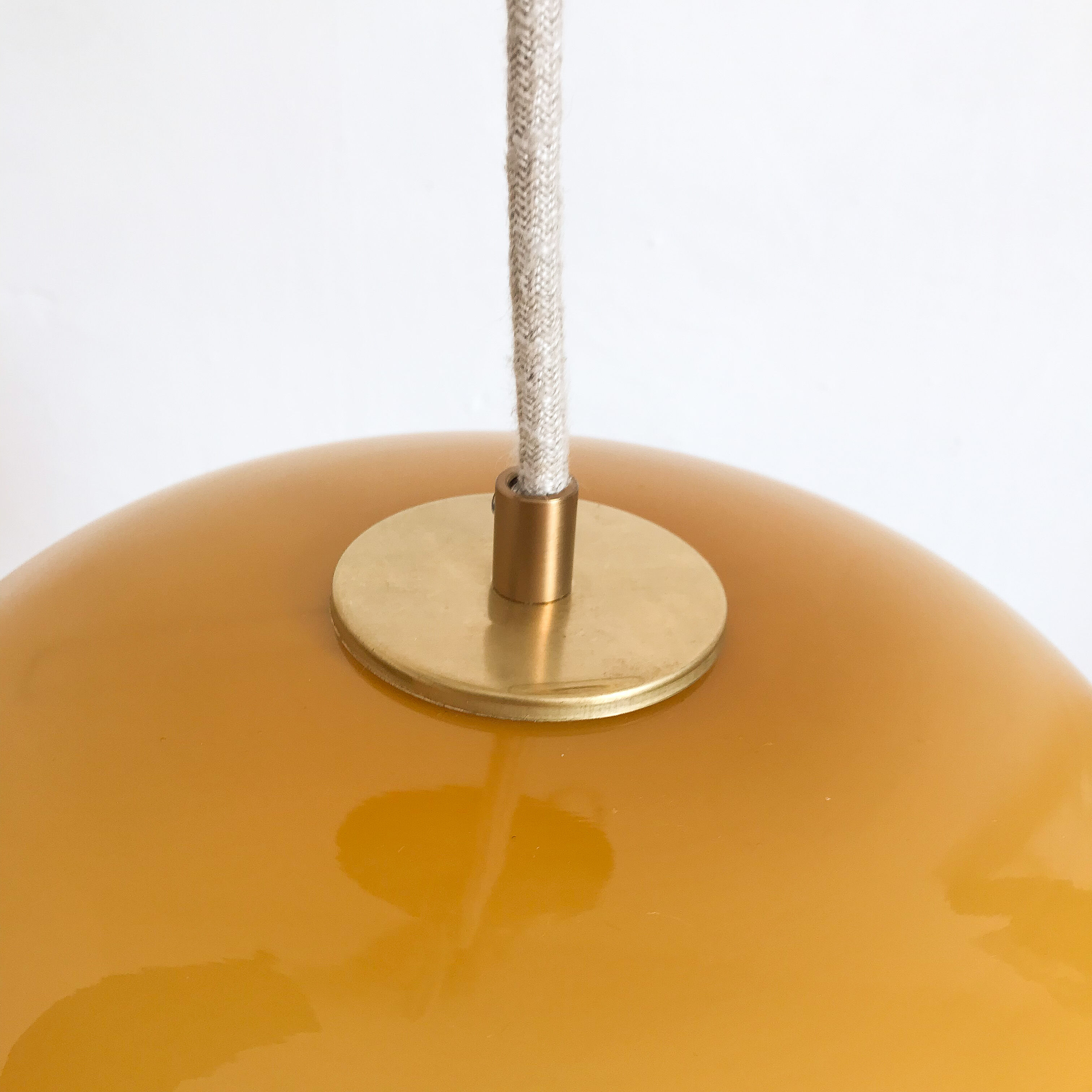 Suspension vintage opaline jaune moutarde