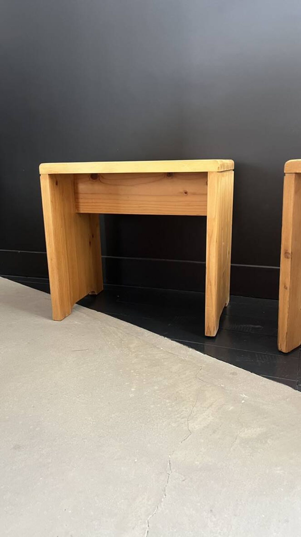 Paire de tabouret ou tables de chevet de Charlotte Perriand