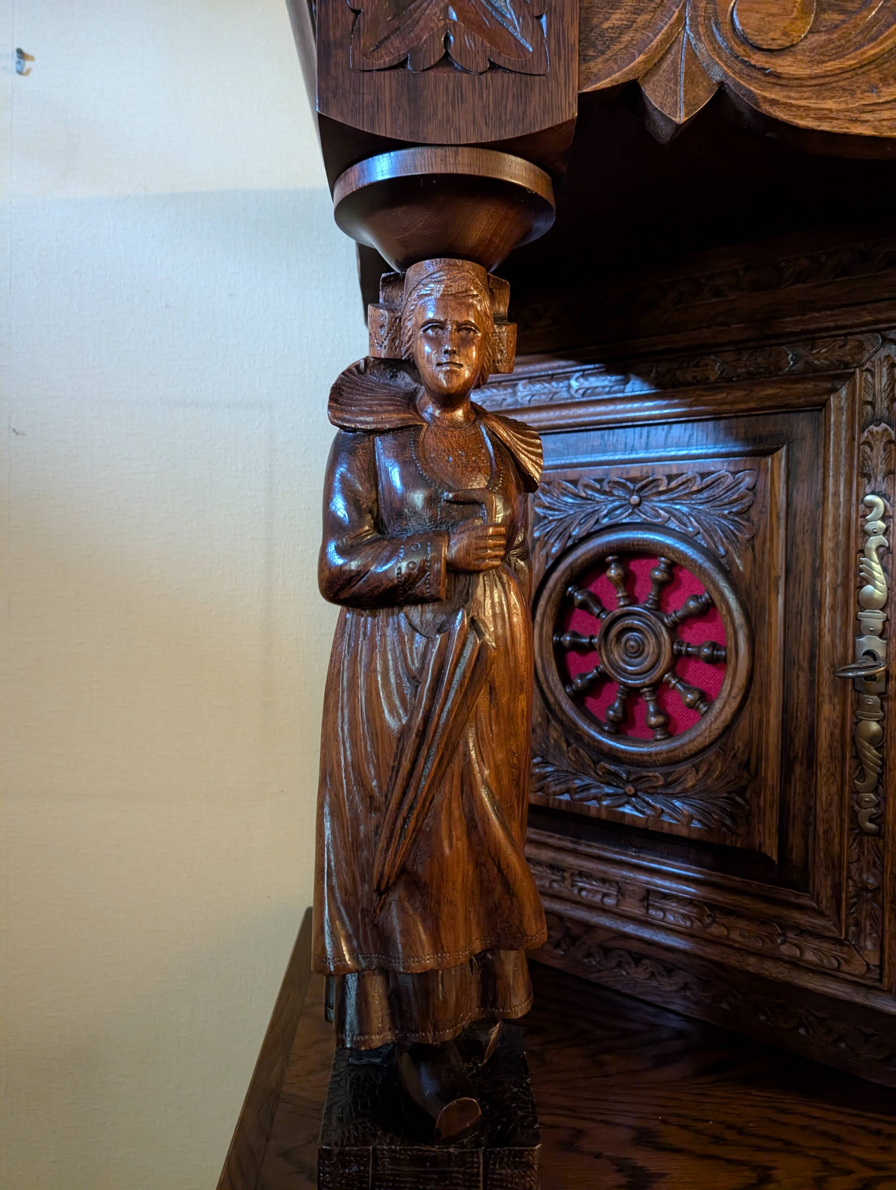 buffet breton sculpte par  ébéniste