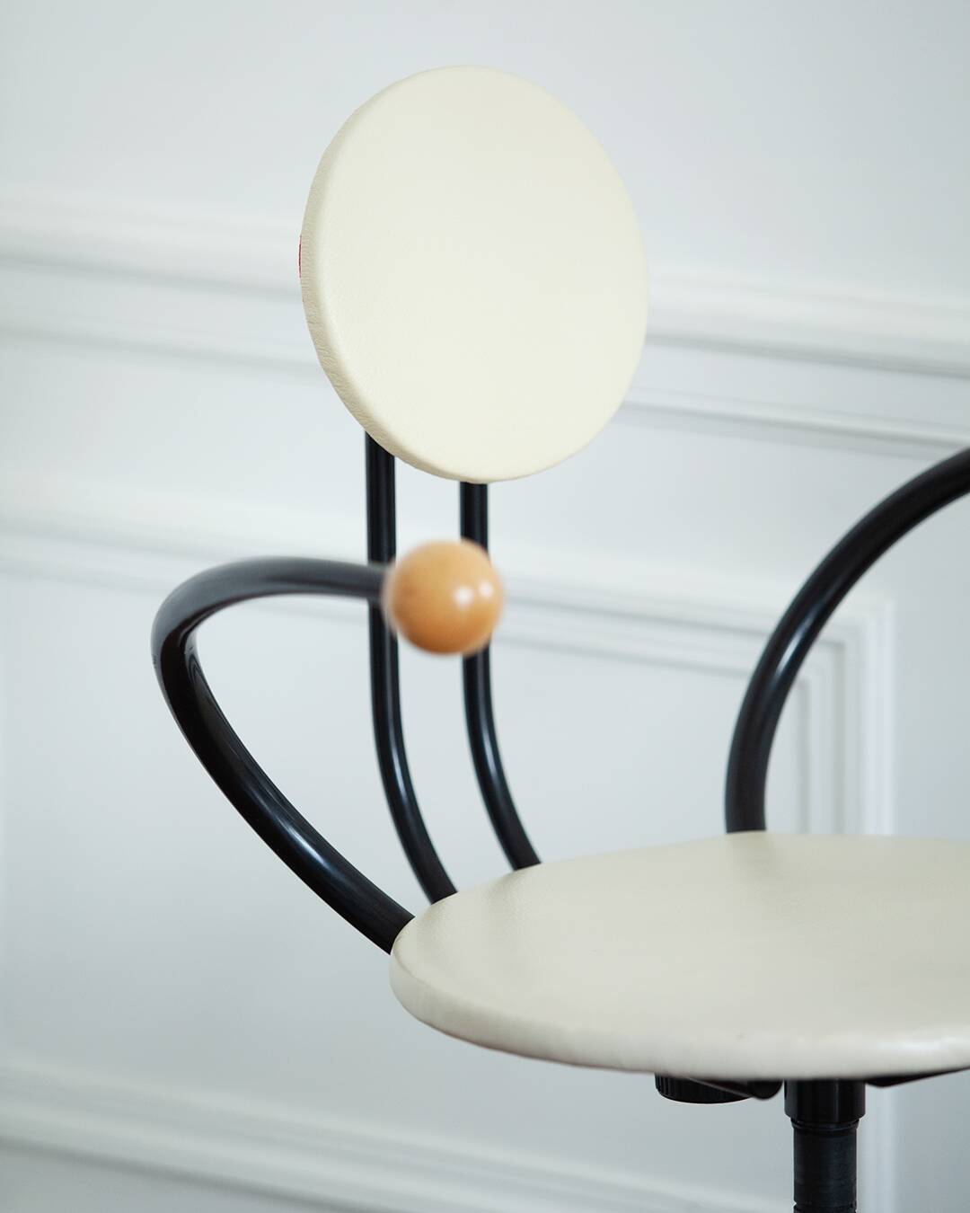 MEMPHIS style white leather chair