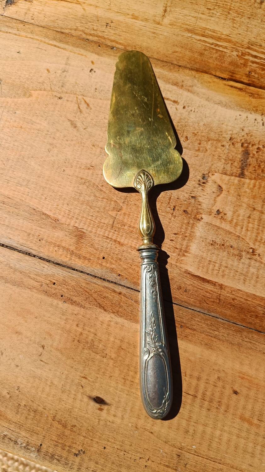 Old cake or pie server