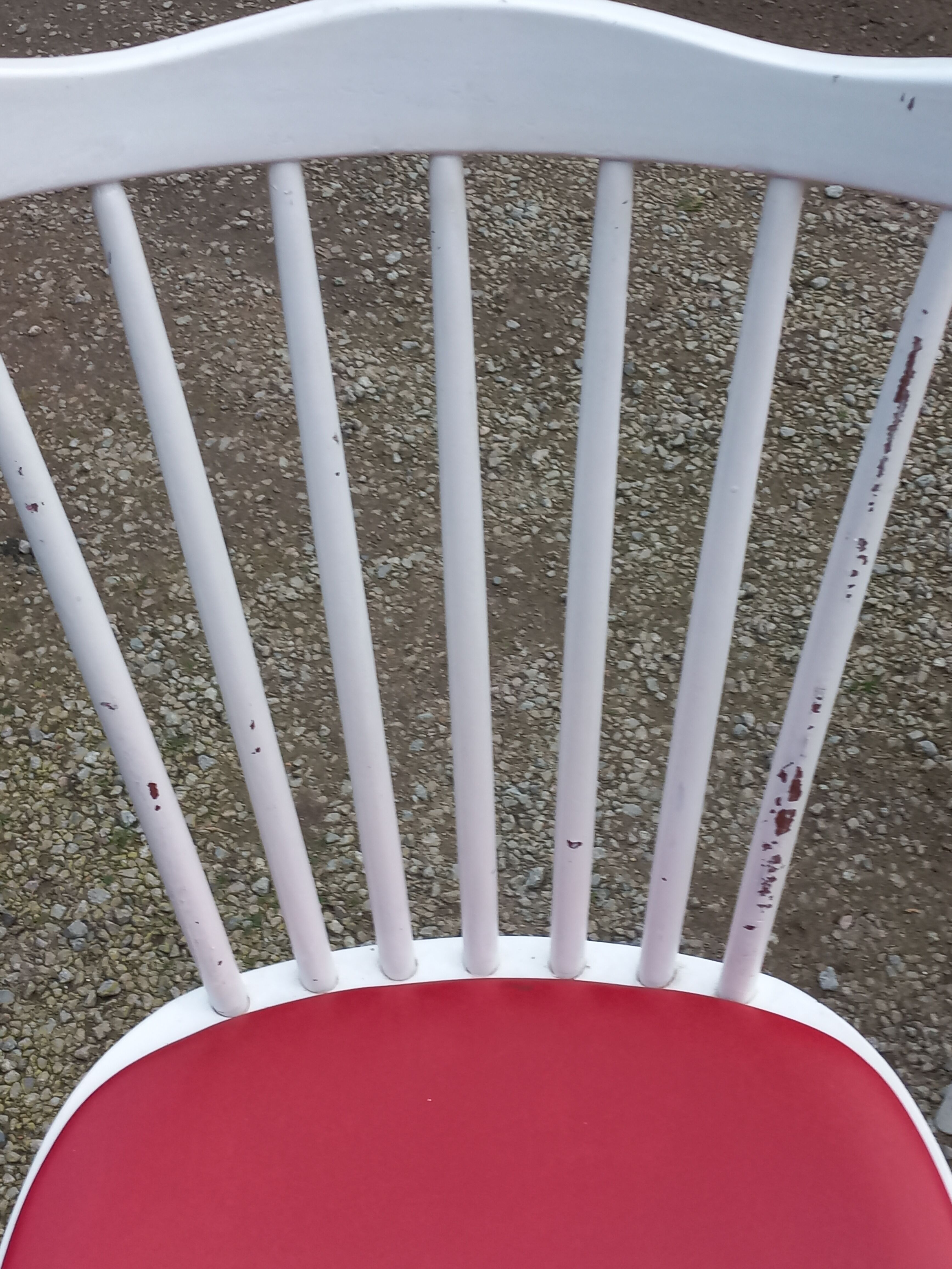 Set of 4 Scandinavian style chairs from the 50s in white lacquered wood and red skaï patties