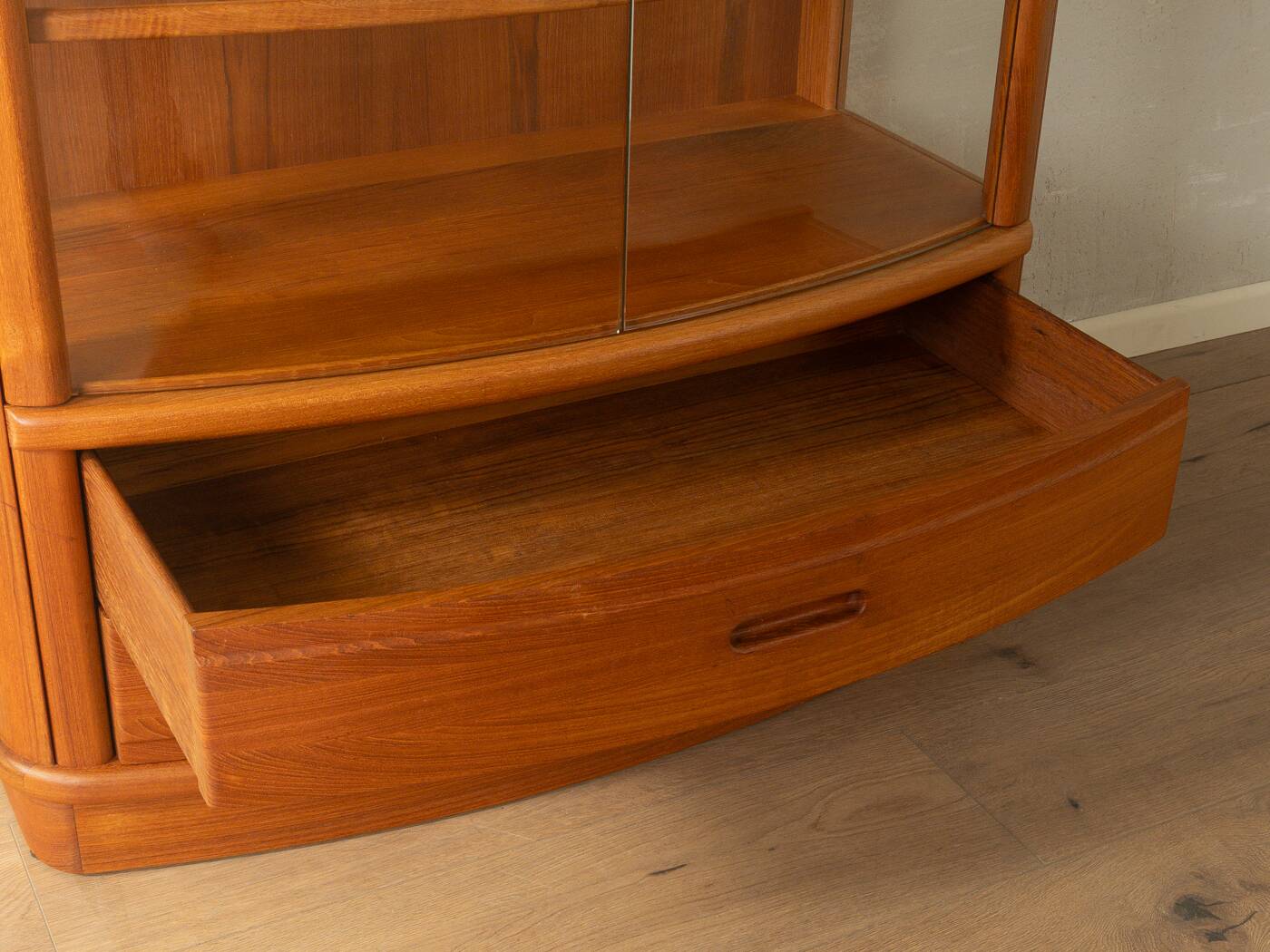 Exclusive display cabinet from the 1980s, solid teak, glass doors, drawers, illuminated