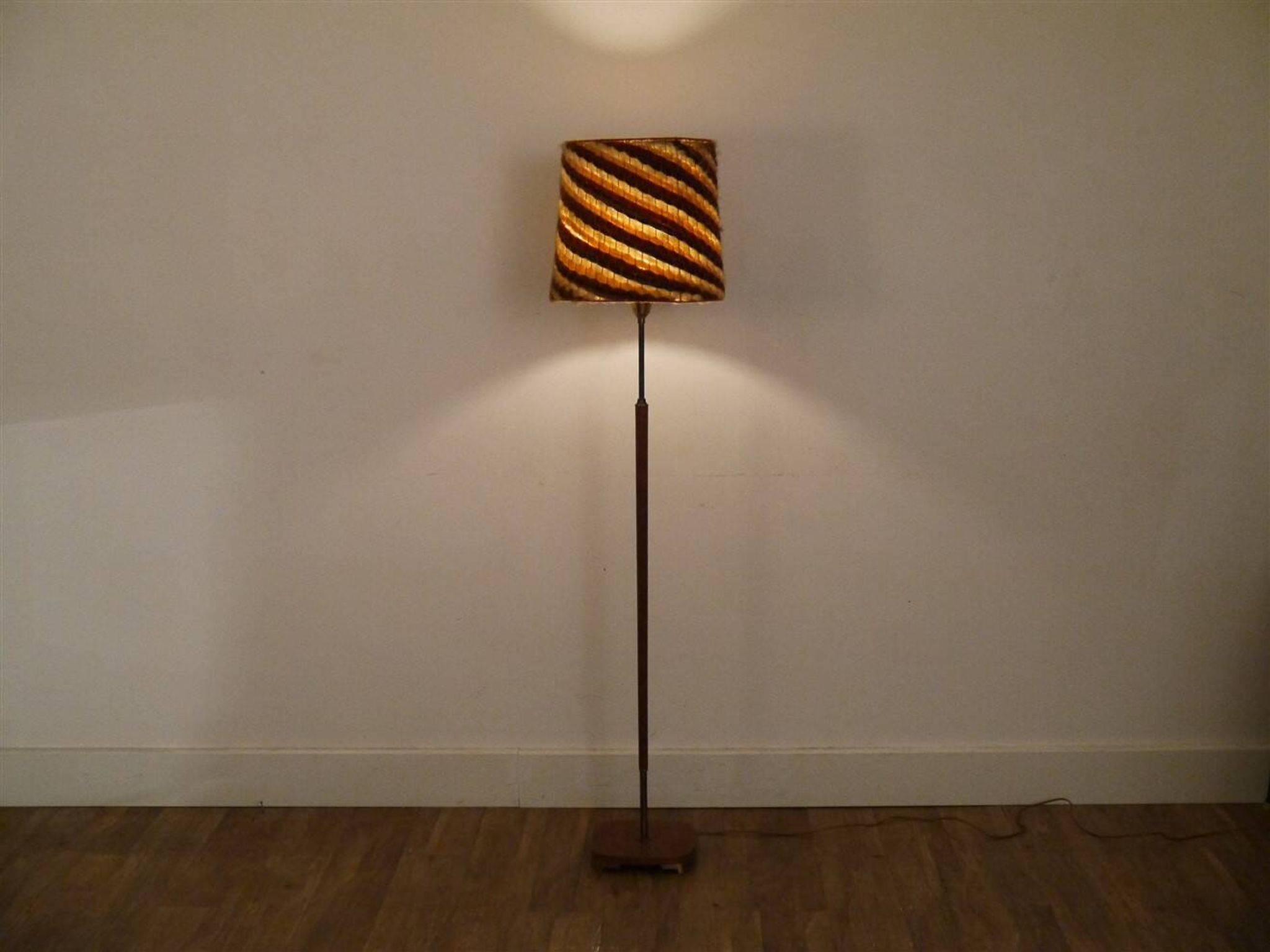 Scandinavian floor lamp in teak and brass from the 1960s.