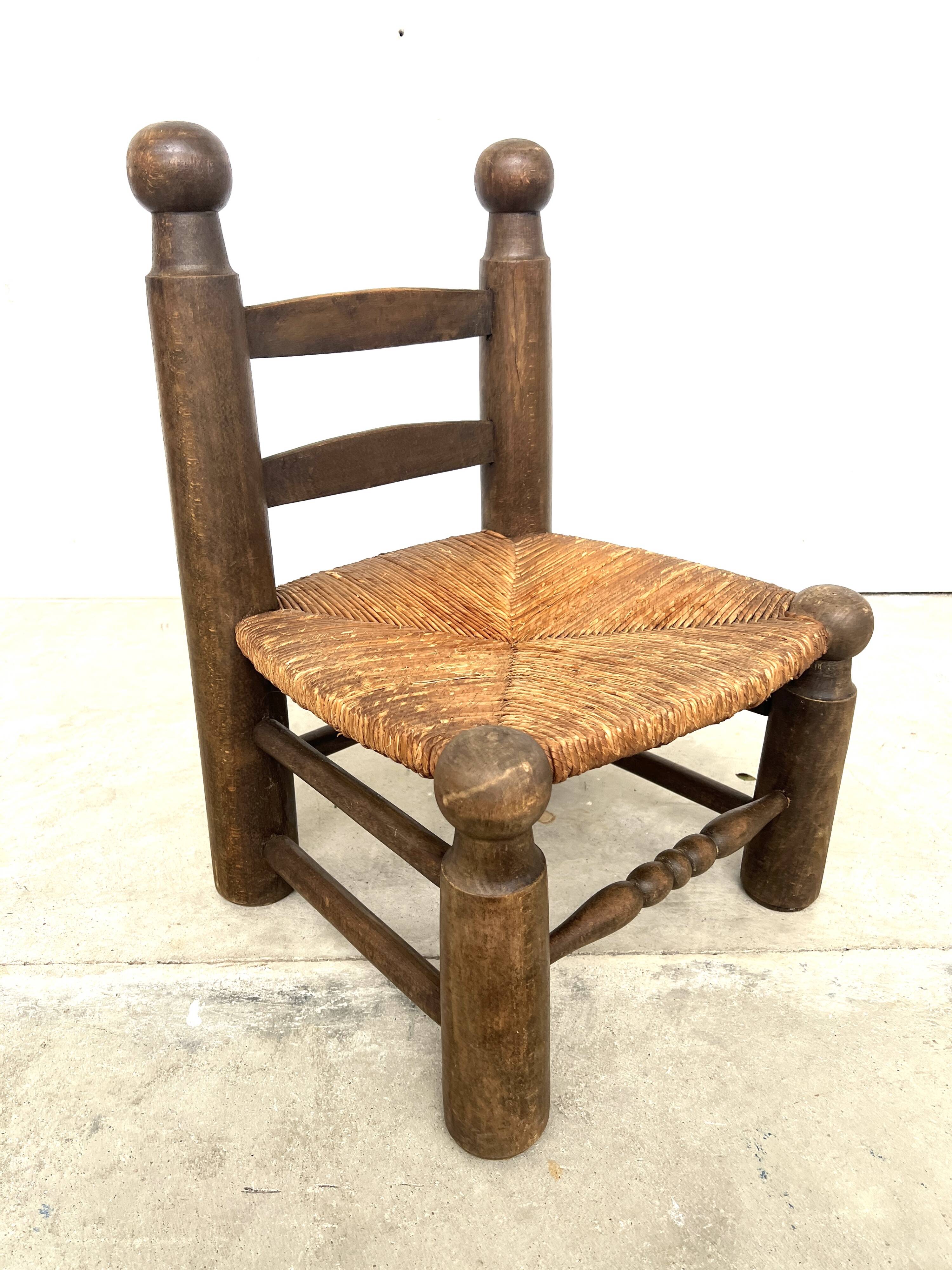 Brutalist chair in wood and straw