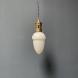 Lampe à suspension en verre opalin avec élégante monture en laiton