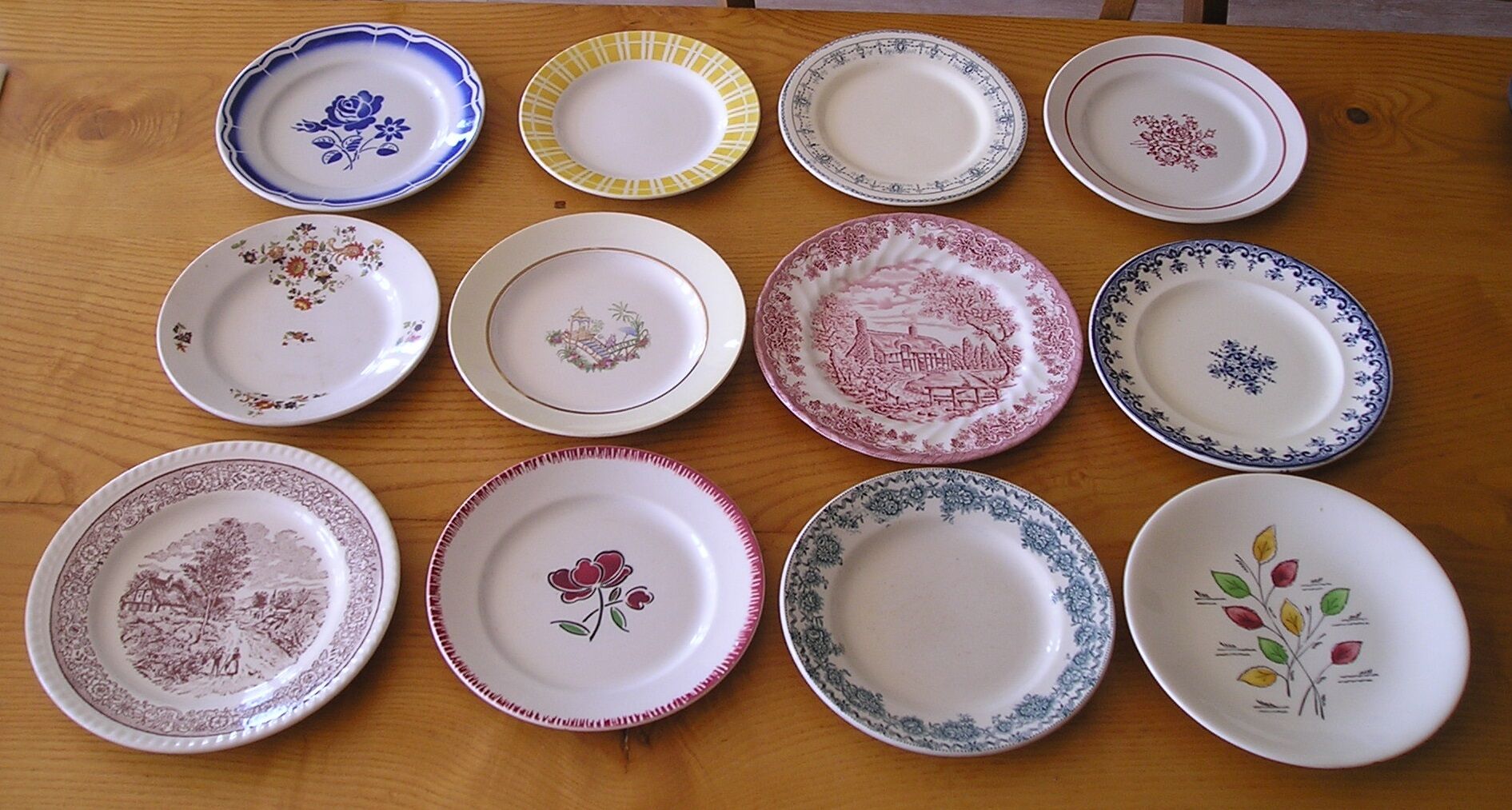 Set of 12 different flat plates