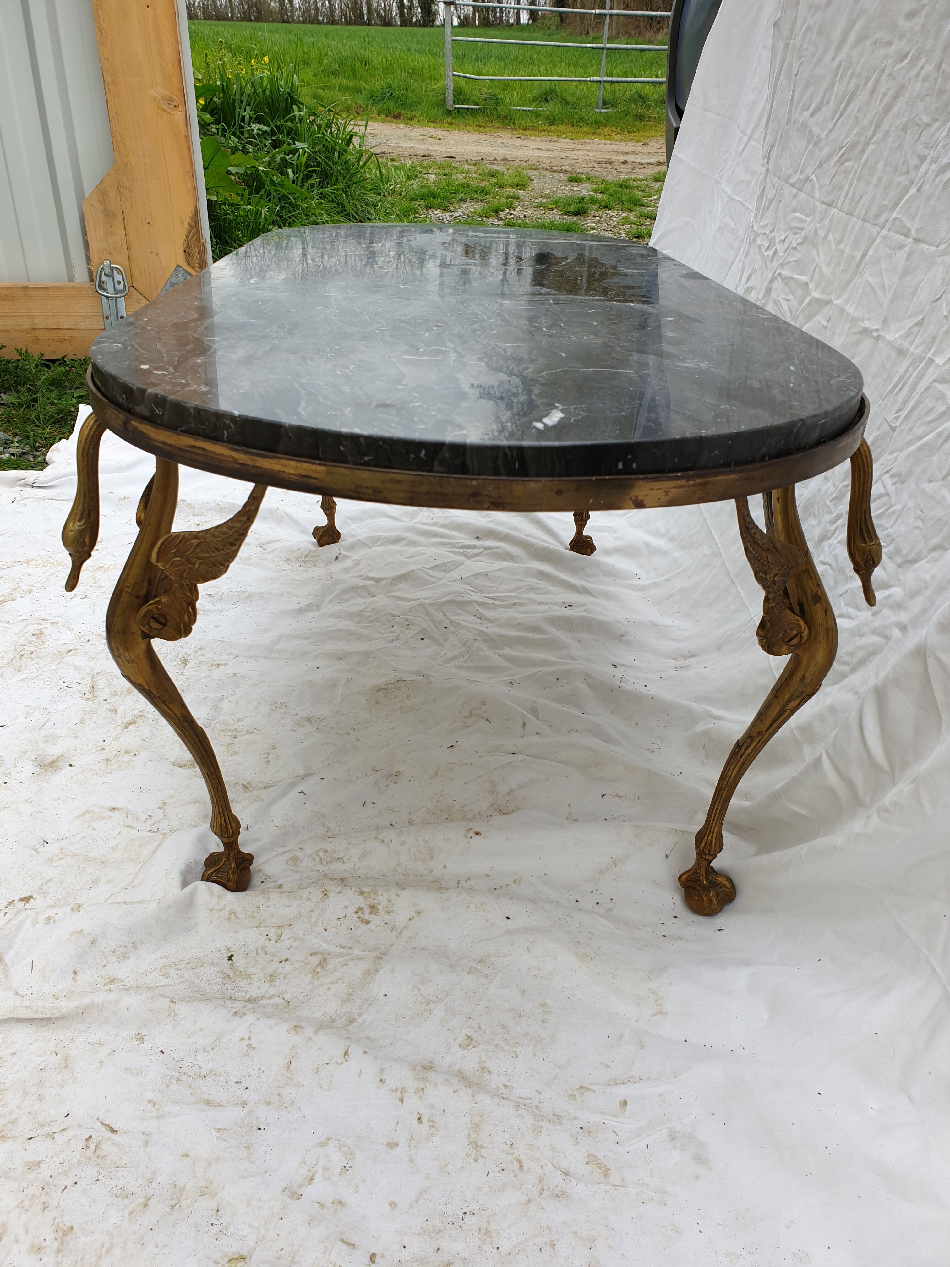 Table marble and swans