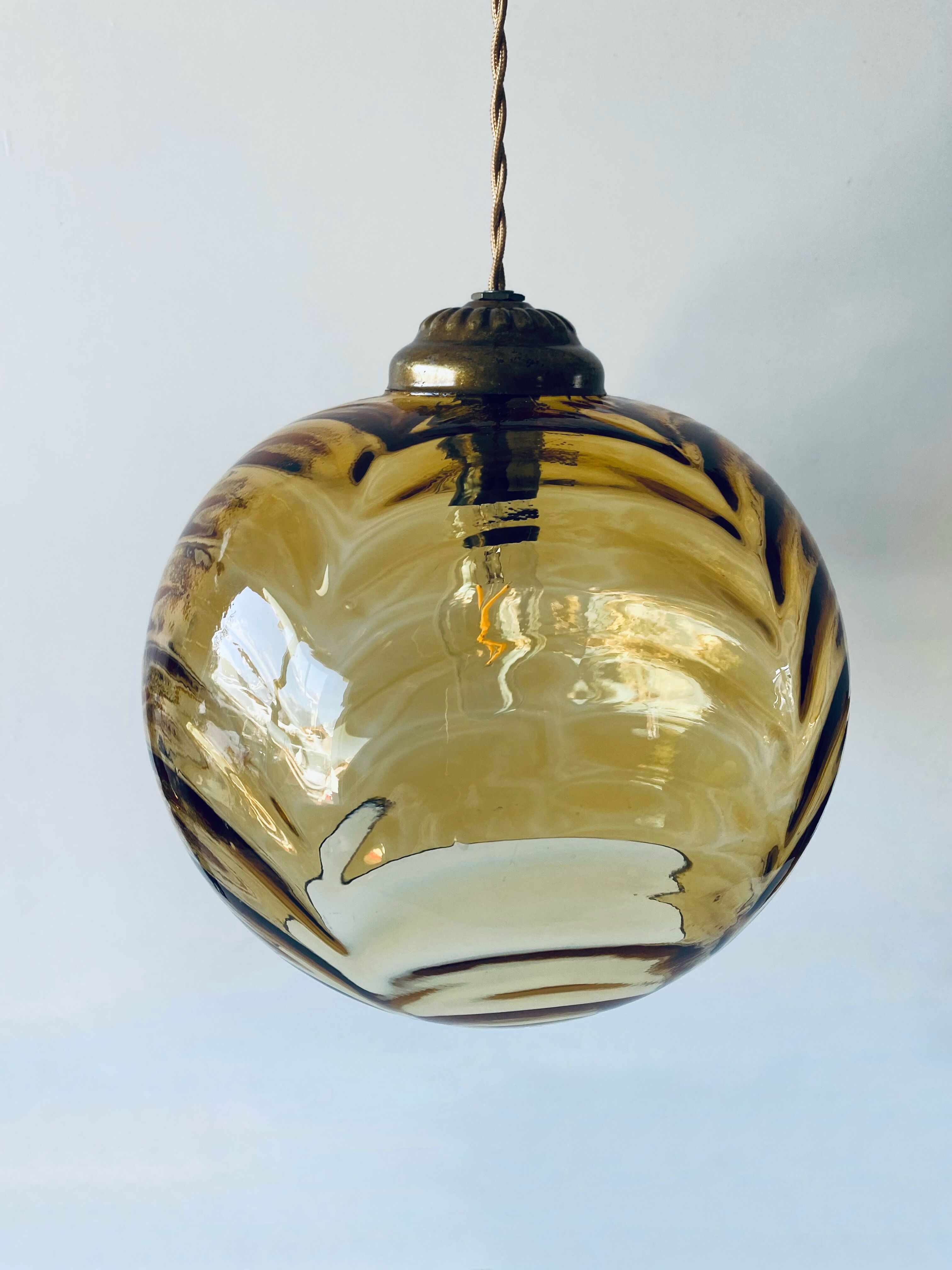Amber glass ball suspension